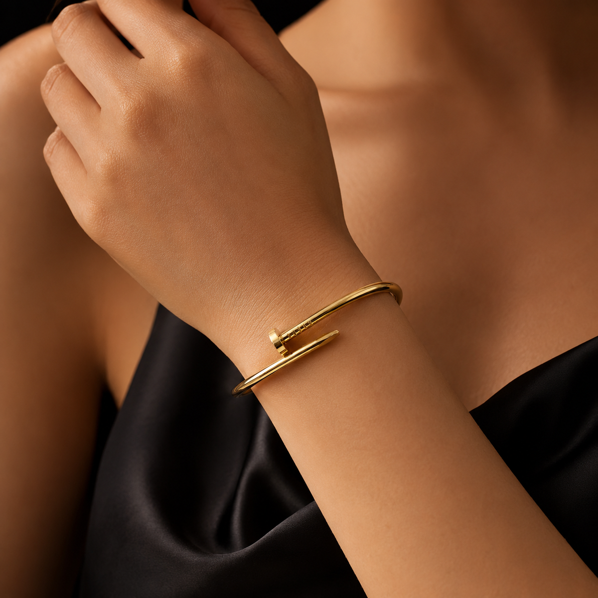 Nail pin and clue Classic Gold Bangle