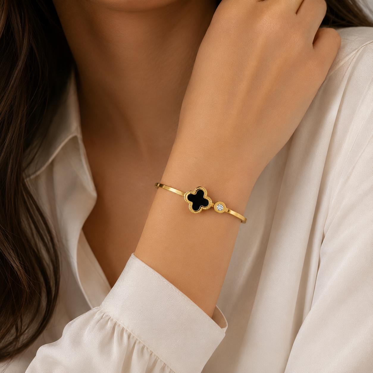 Gold Clover & Crystal Bangle ā Elegant Enamel Bracelet