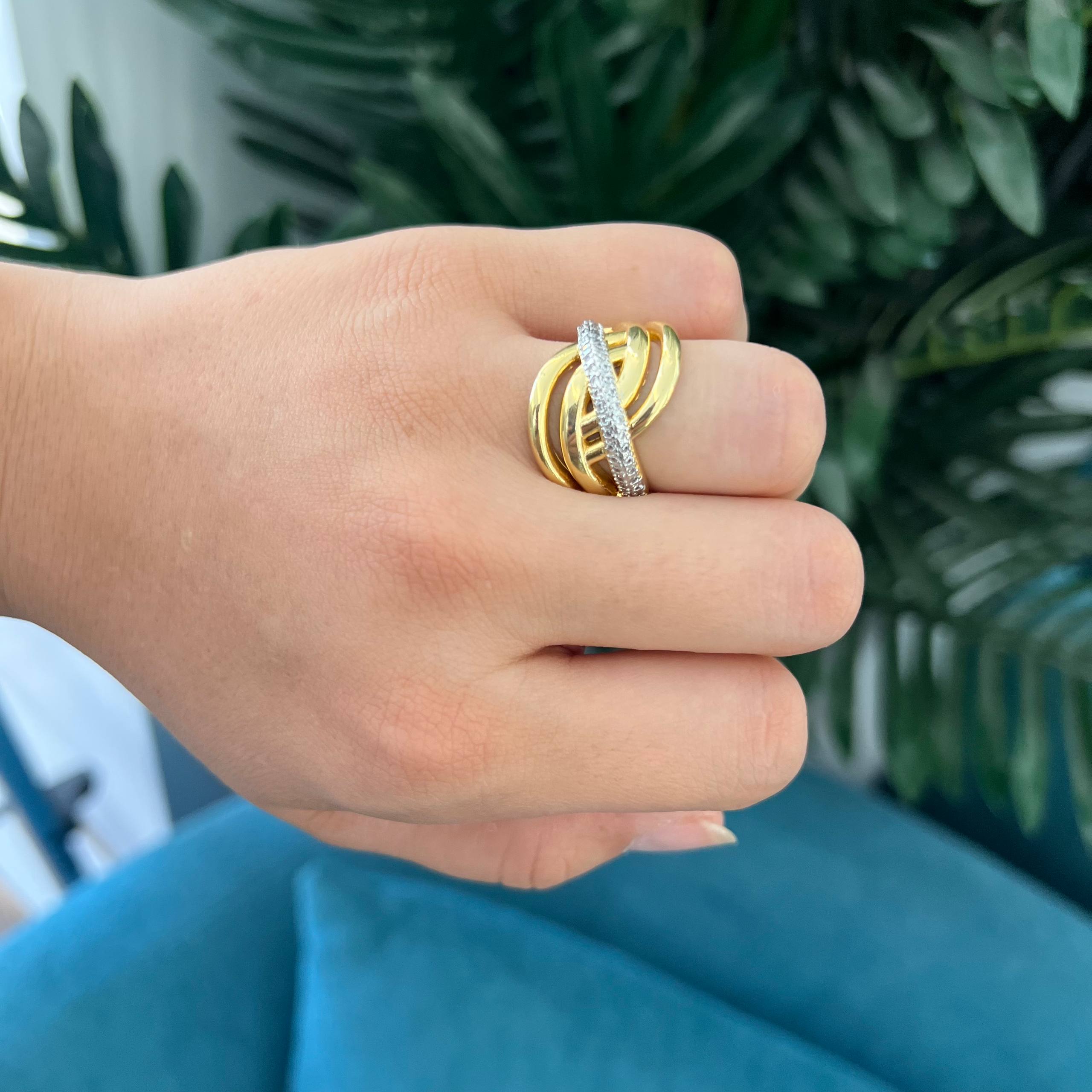 ✨ Intertwined Glow Ring