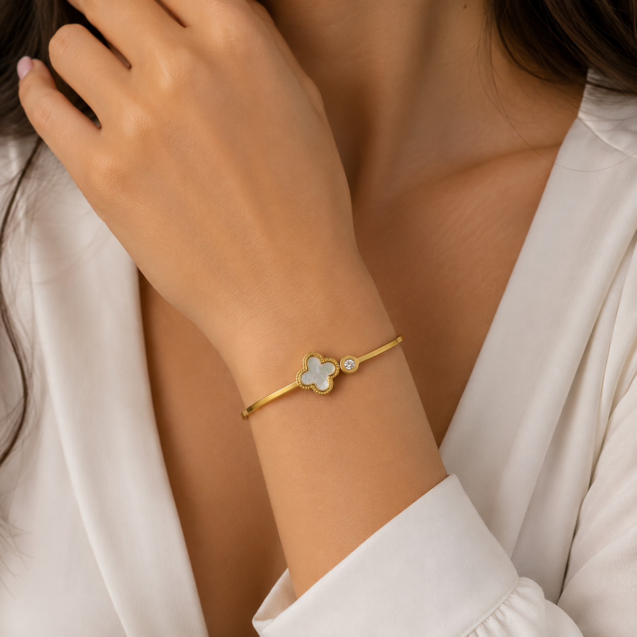 Gold Clover & Crystal Bangle ā Elegant Enamel Bracelet