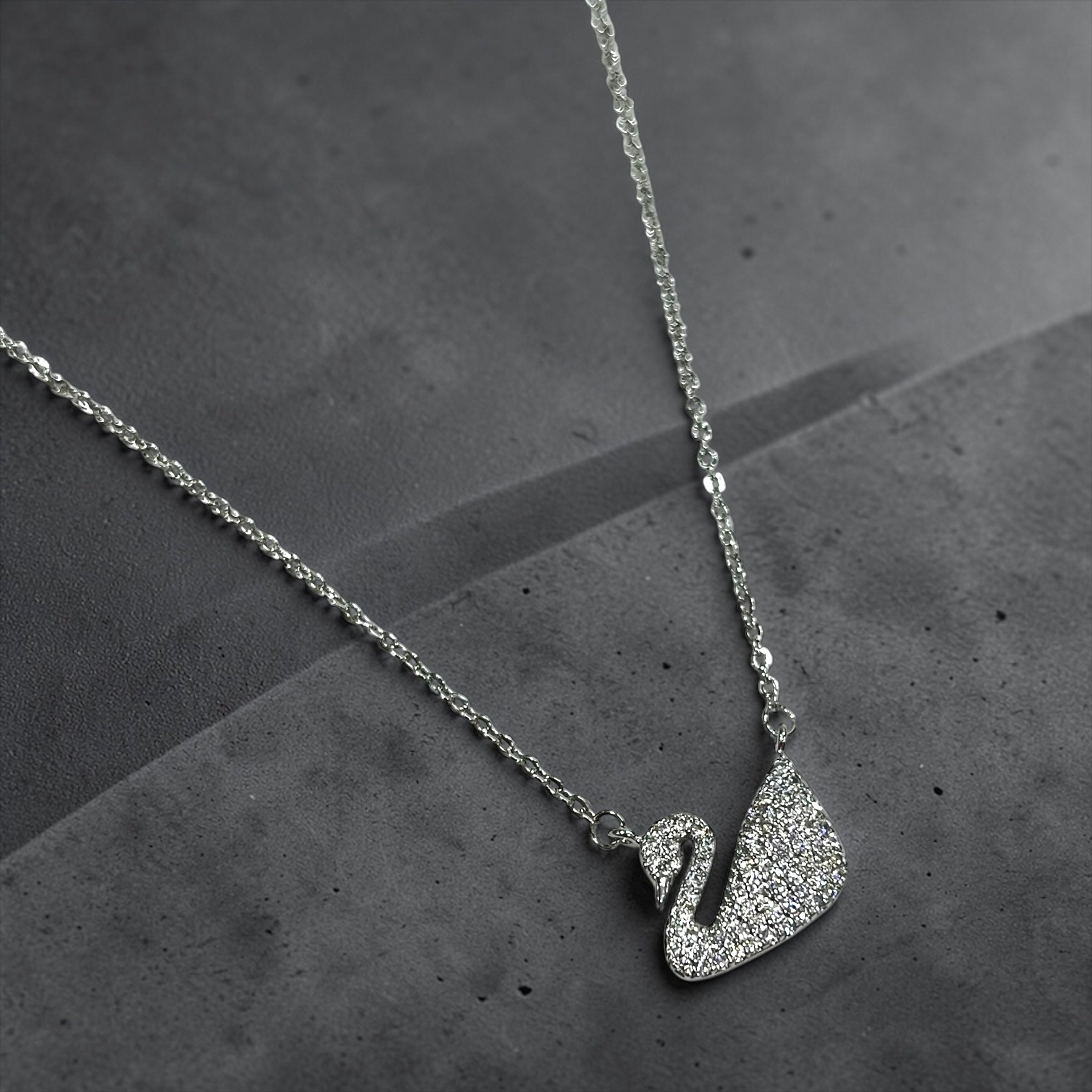 Swan Elegance Necklace – Graceful & Sparkling ✨