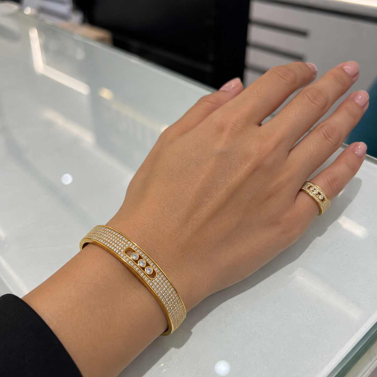 Gold Pavé Crystal Bangle – Luxury Sparkling Bracelet