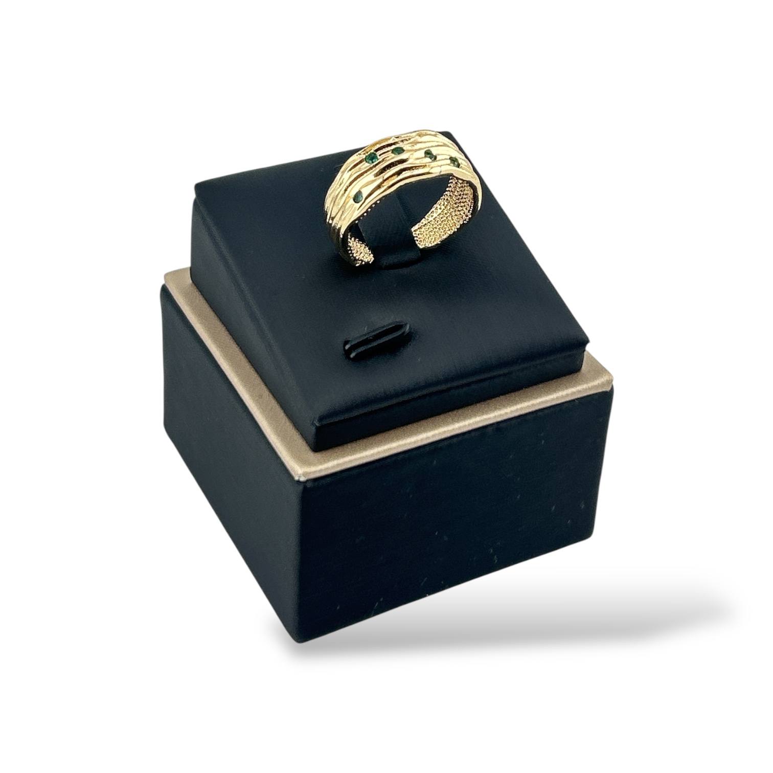 💫 Crimson Wave Ring – Gold & Ruby