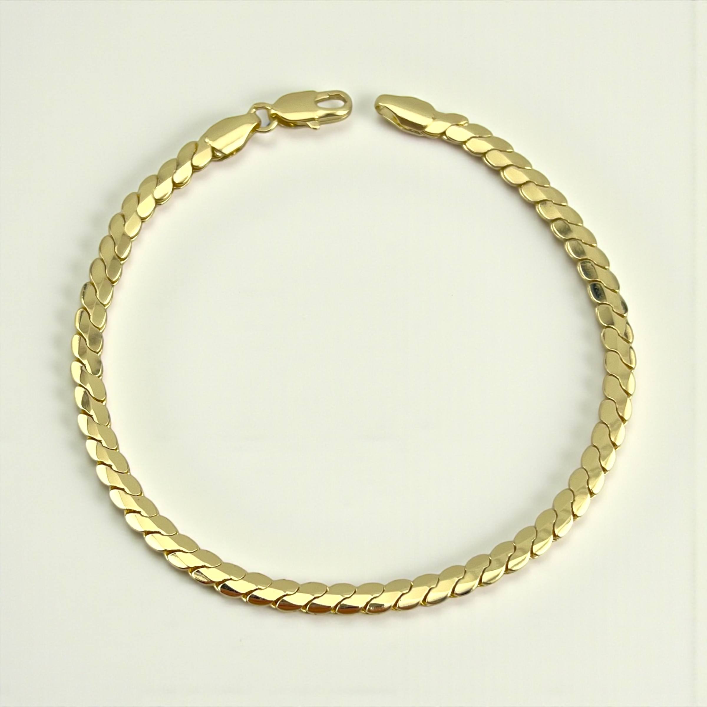 Classic Curb Bracelet – Timeless Golden Elegance