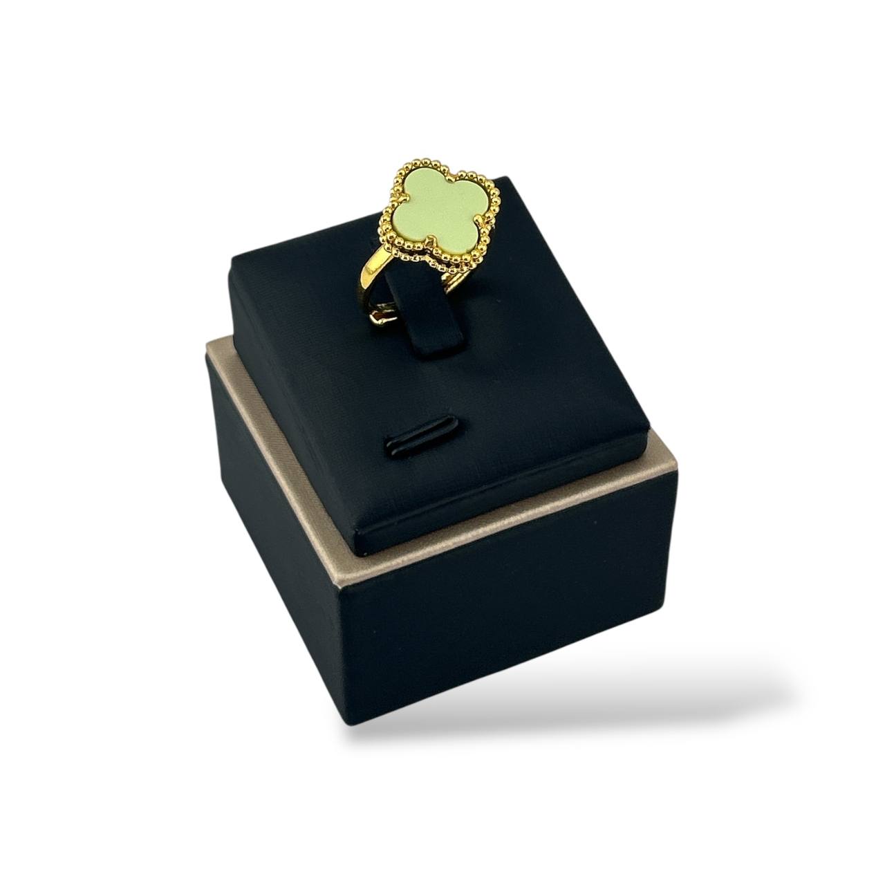 Vancleef Clover Ring ā Deep Blue Elegance šš