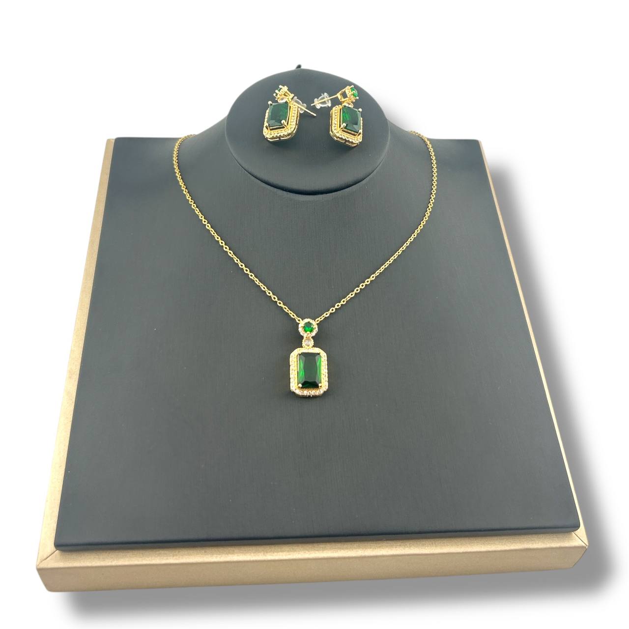 Emerald Queen Set – Vintage Elegance with a Modern Twist