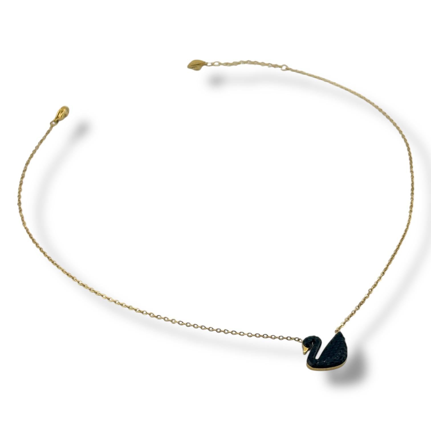 🦢 Crystal Swan Necklace – 18K Gold-Plated