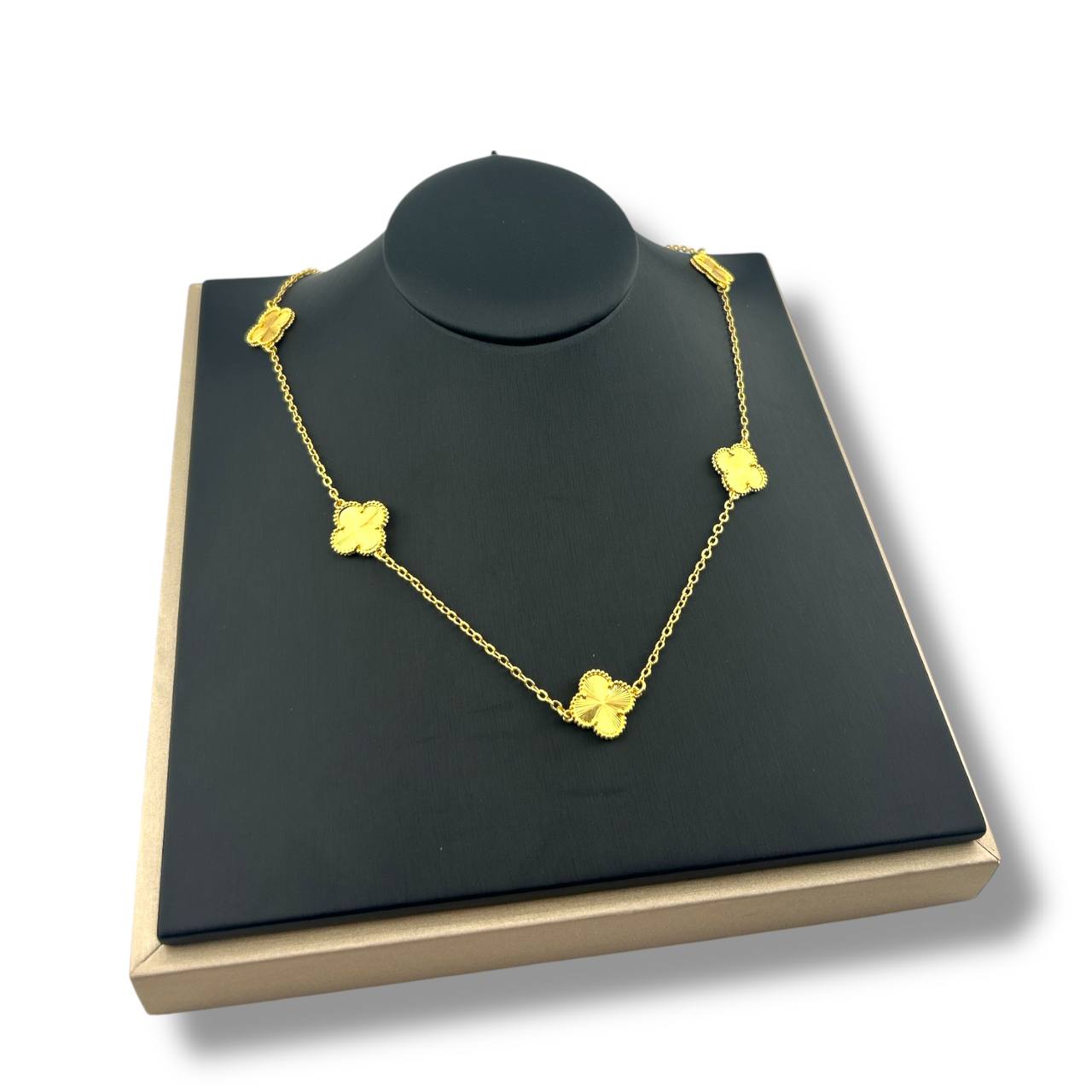 Clover Charm Necklace – Elegant Radiance