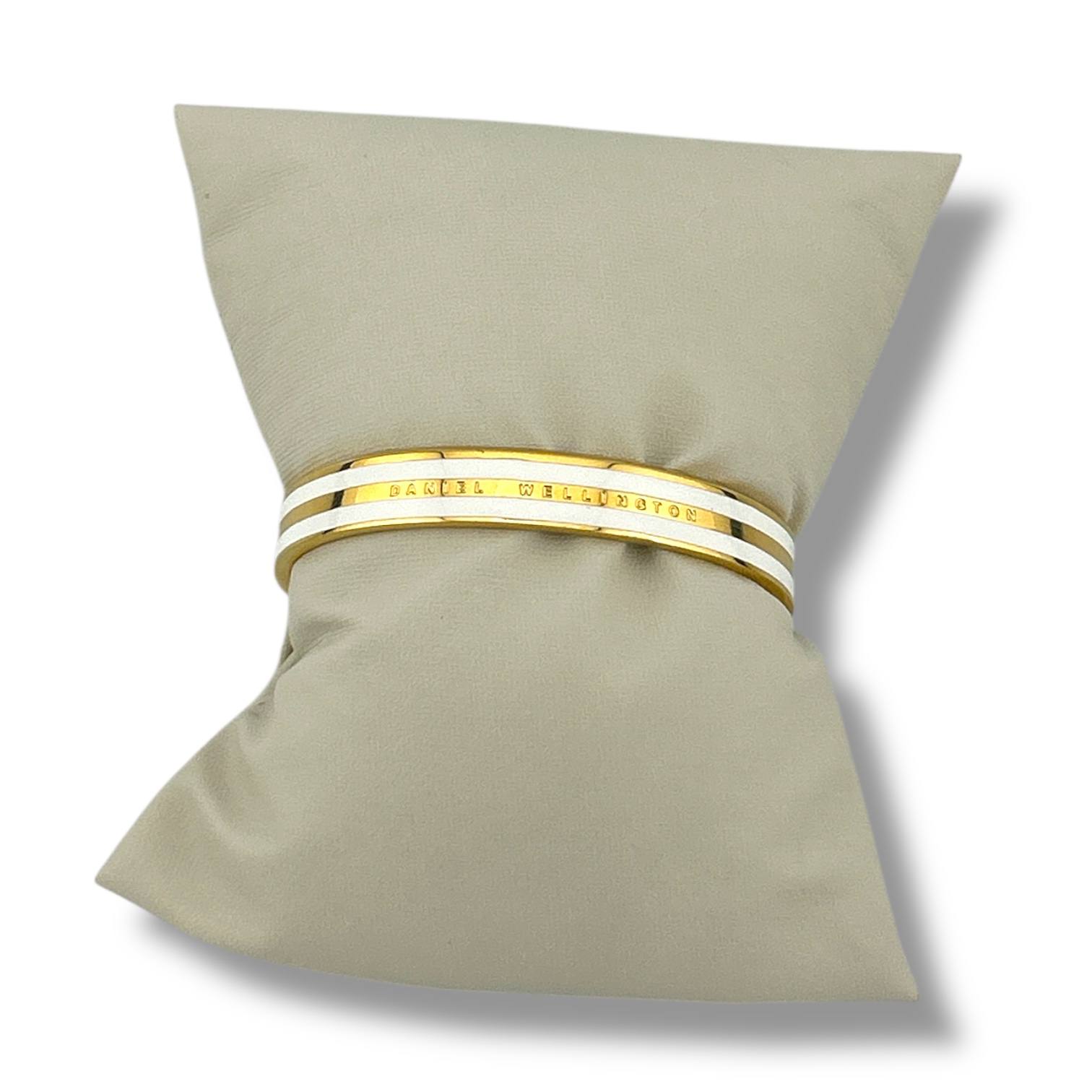 Daniel Wellington Duo-Tone Cuff Bracelet – Black & White Stripes