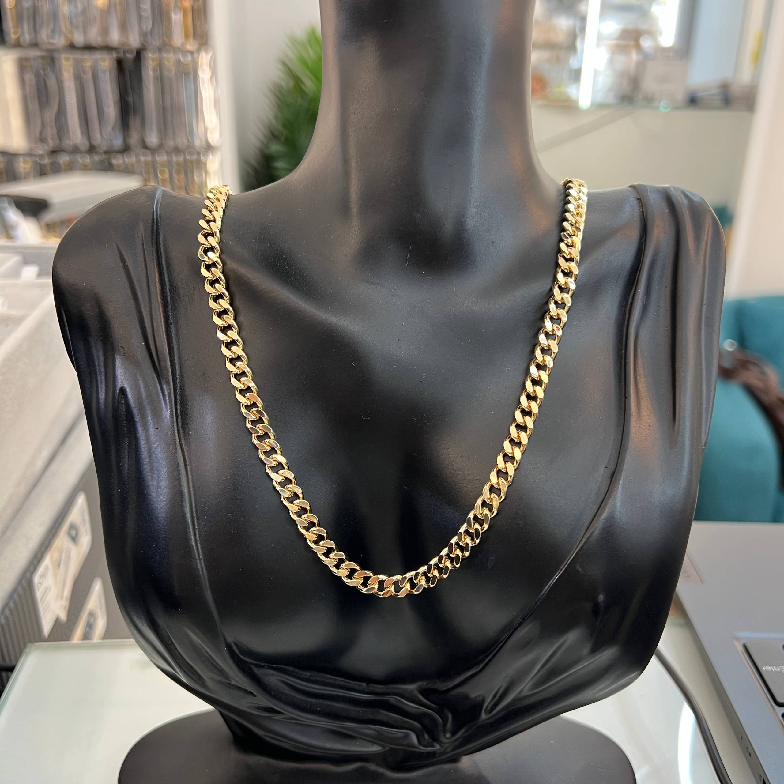 Curb Chain Necklace ā Classic Golden Shine