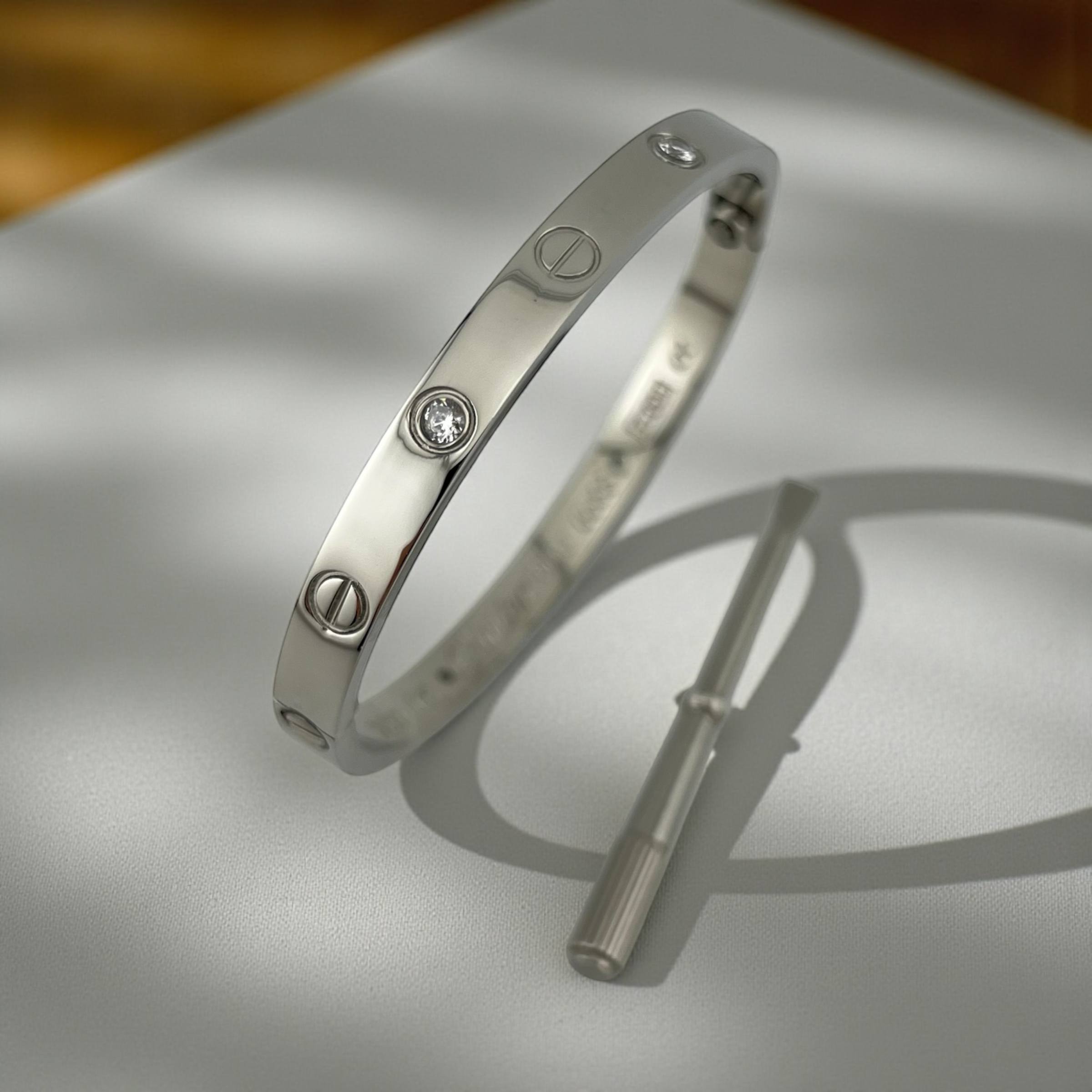 Fadar Cartier with screw-driver with stone in silver color bangle