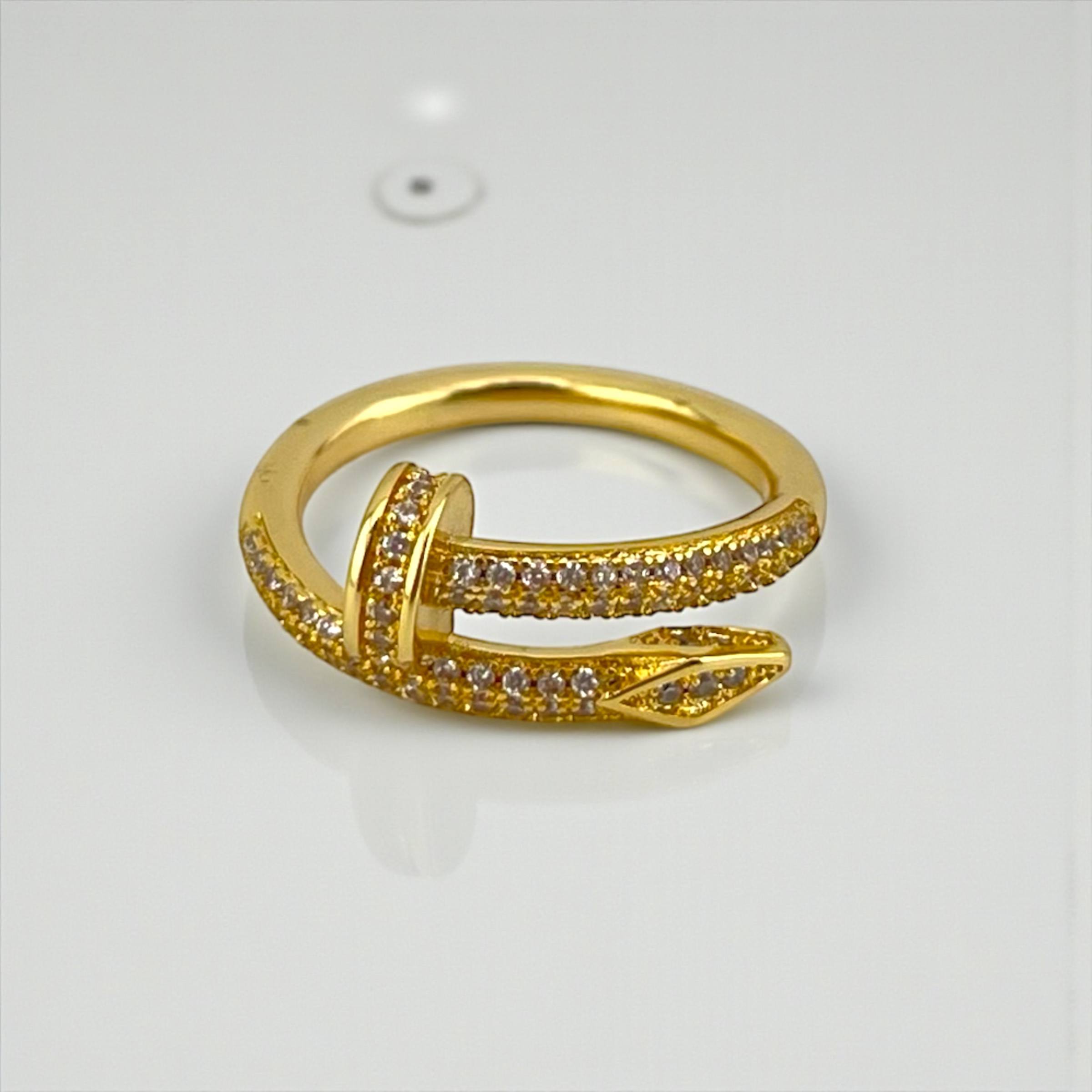 🔩 Sparkling Nail Wrap Ring – Gold