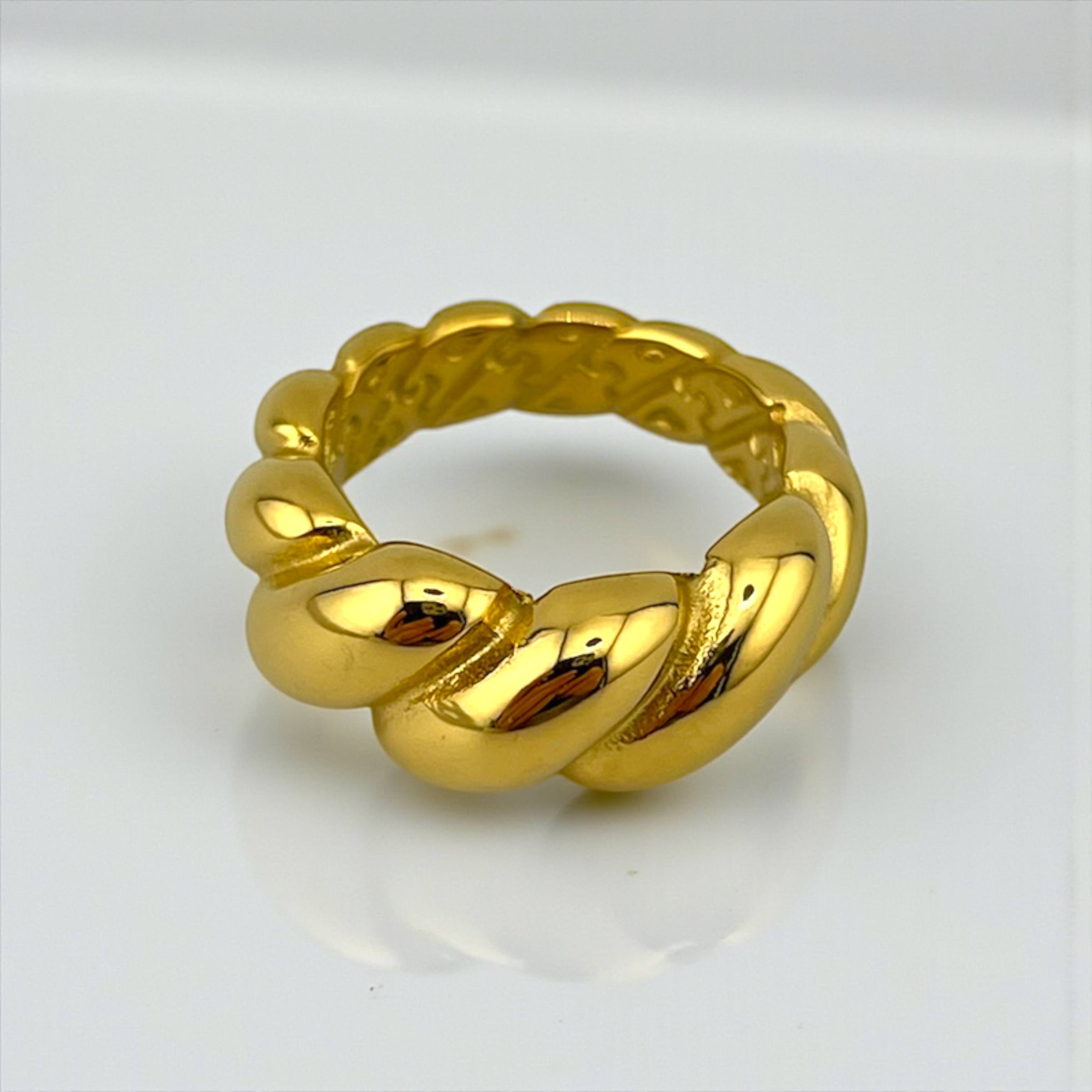 Bold Twist Gold Ring – Iconic Elegance