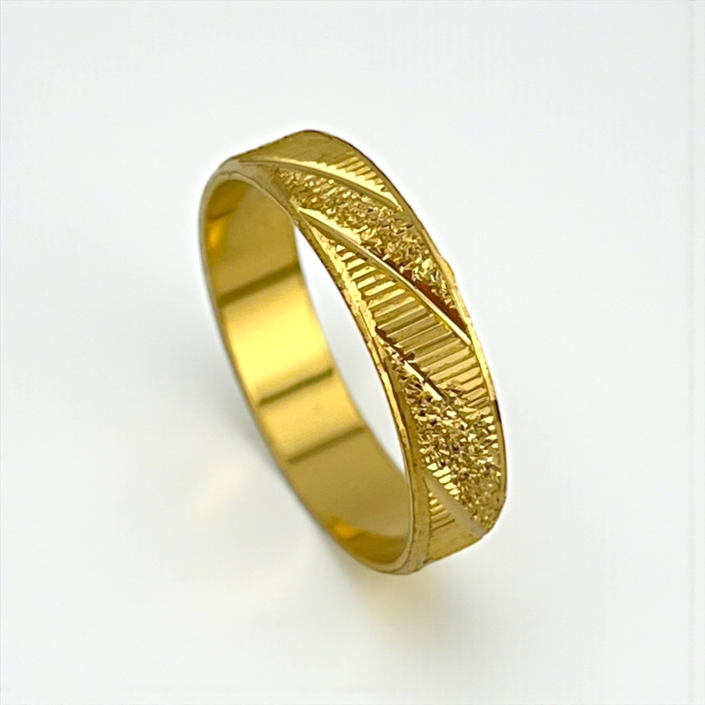 wedding ring Etched Elegance Band – Silver & Gold