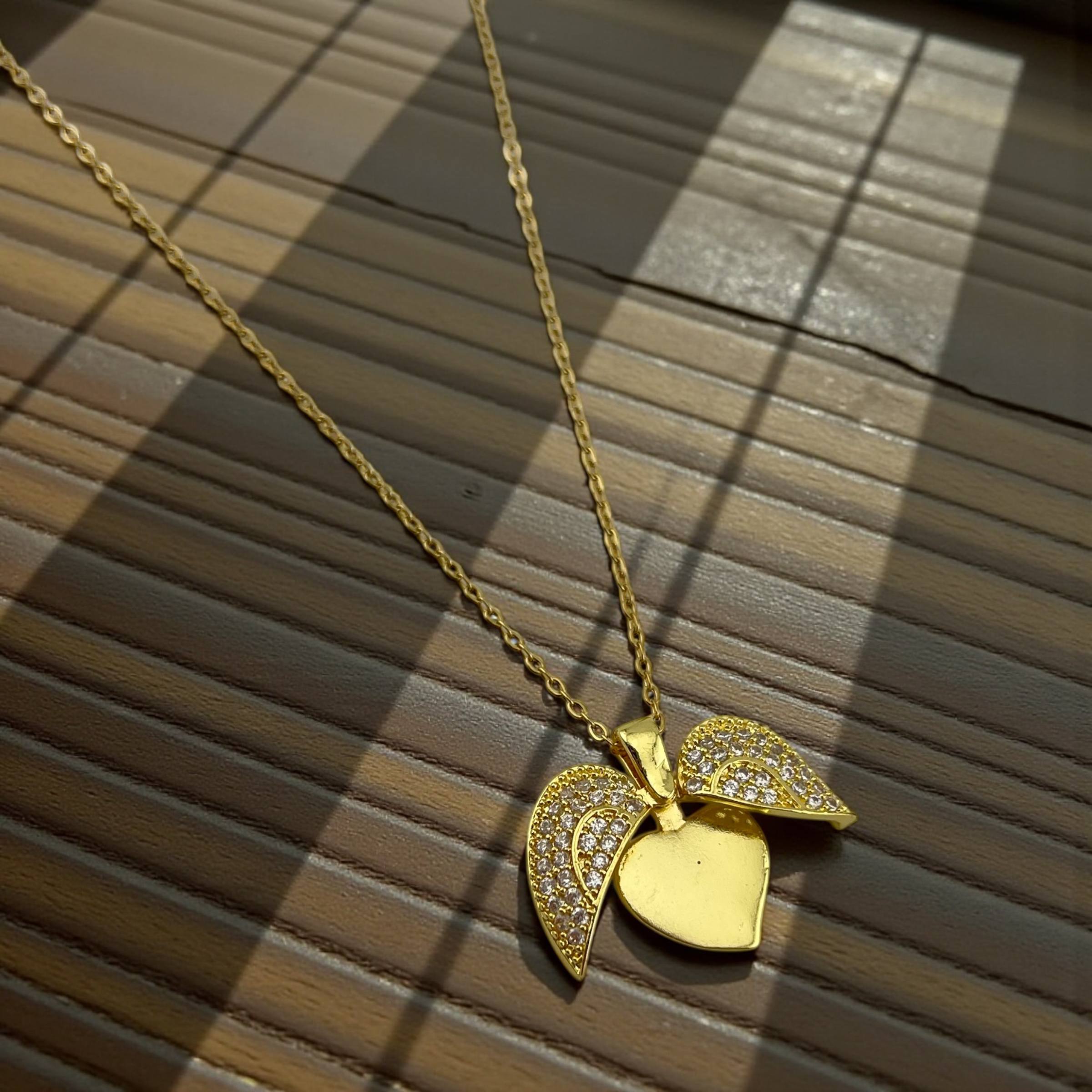 Angel Heart Pendant Necklace ✨open and close