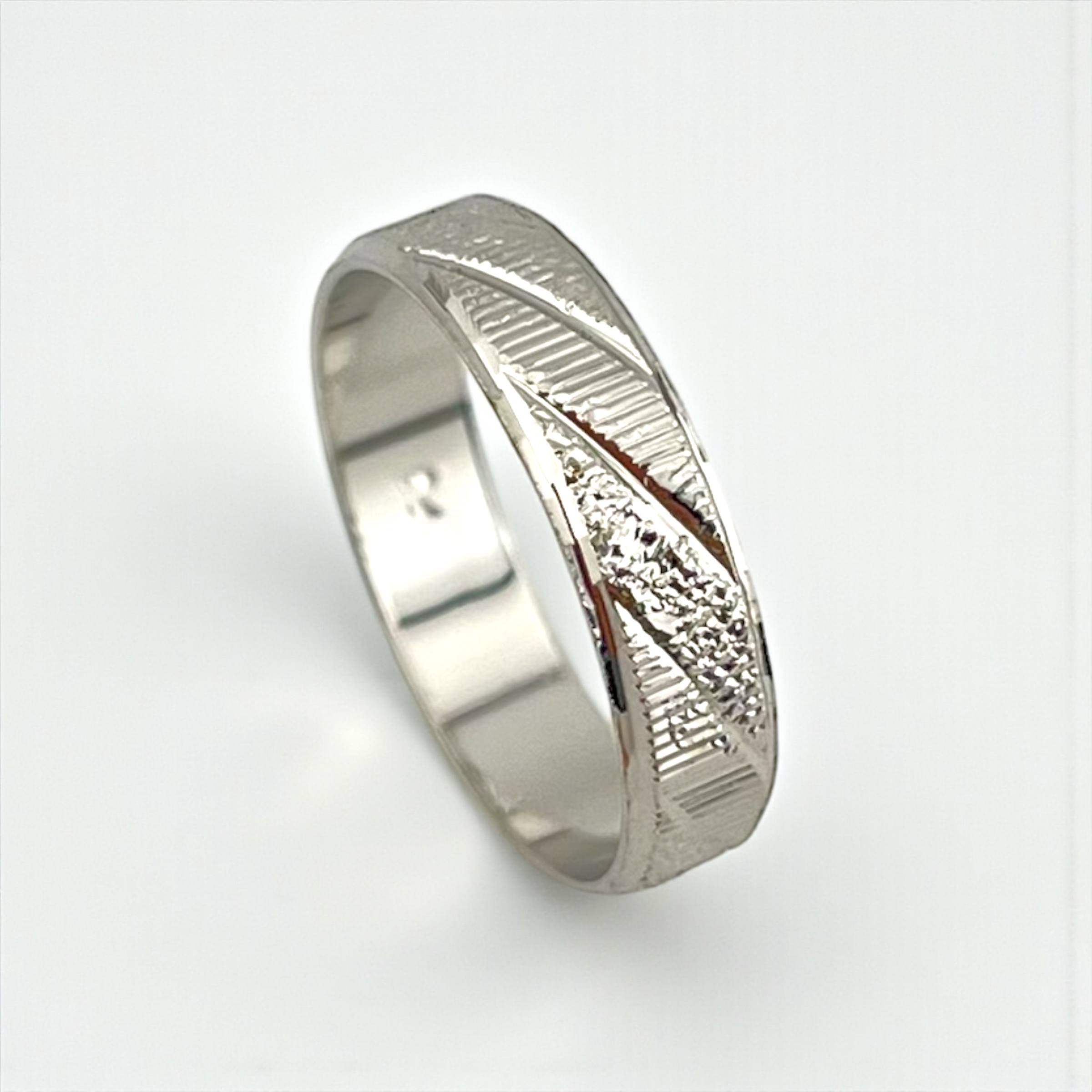 wedding ring Etched Elegance Band – Silver & Gold