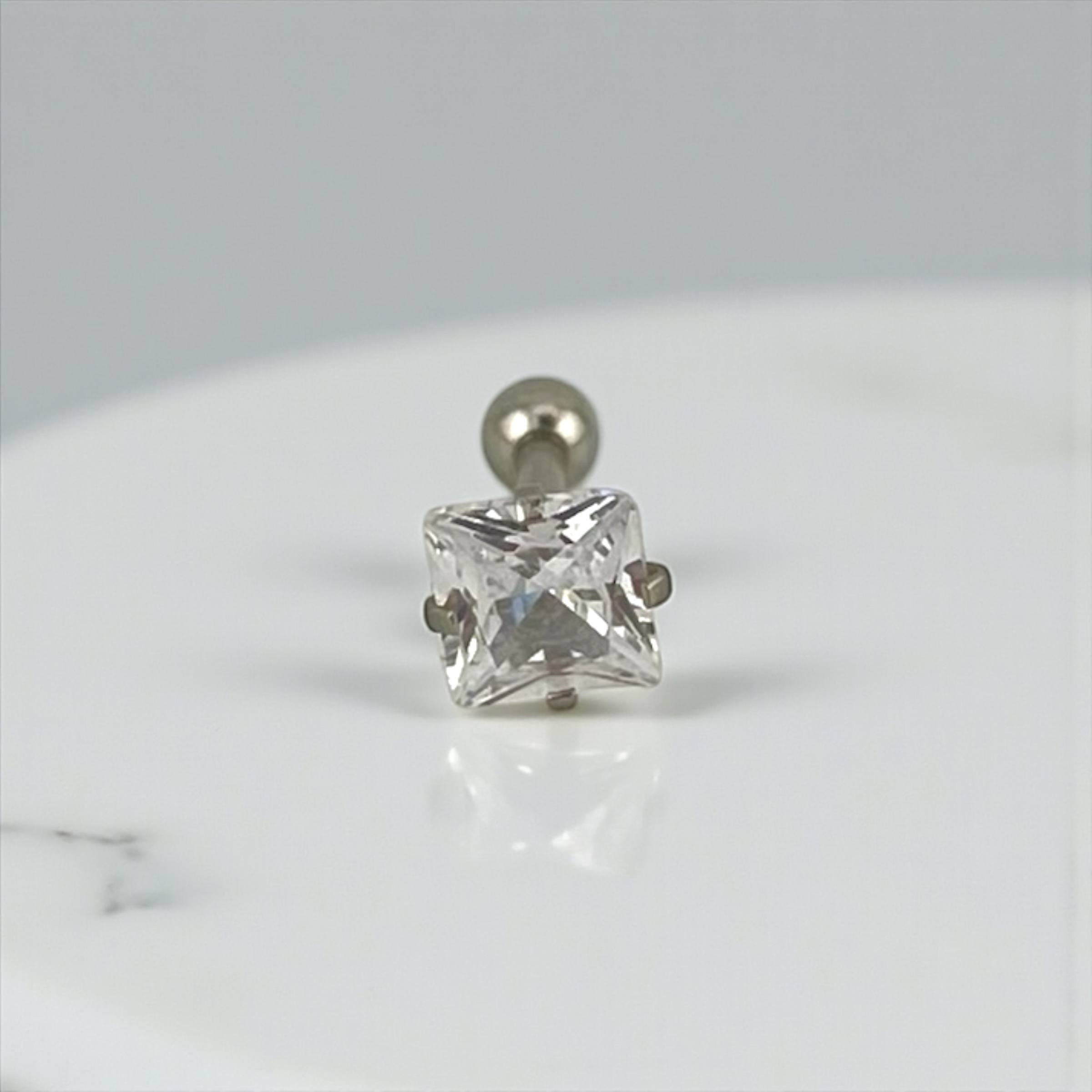 “Princess-Cut ear piercing” – Pure Sparkle, Timeless Elegance 💎