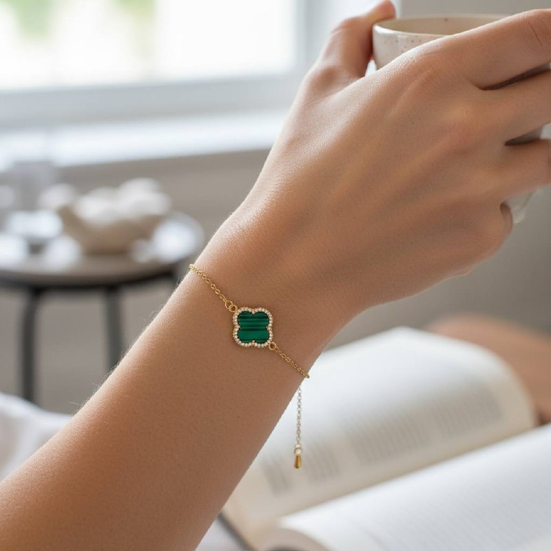 Clover Shine Bracelet ā Elegant Gold Chain