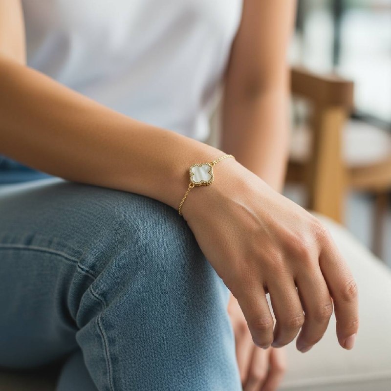 Clover Shine Bracelet ā Elegant Gold Chain