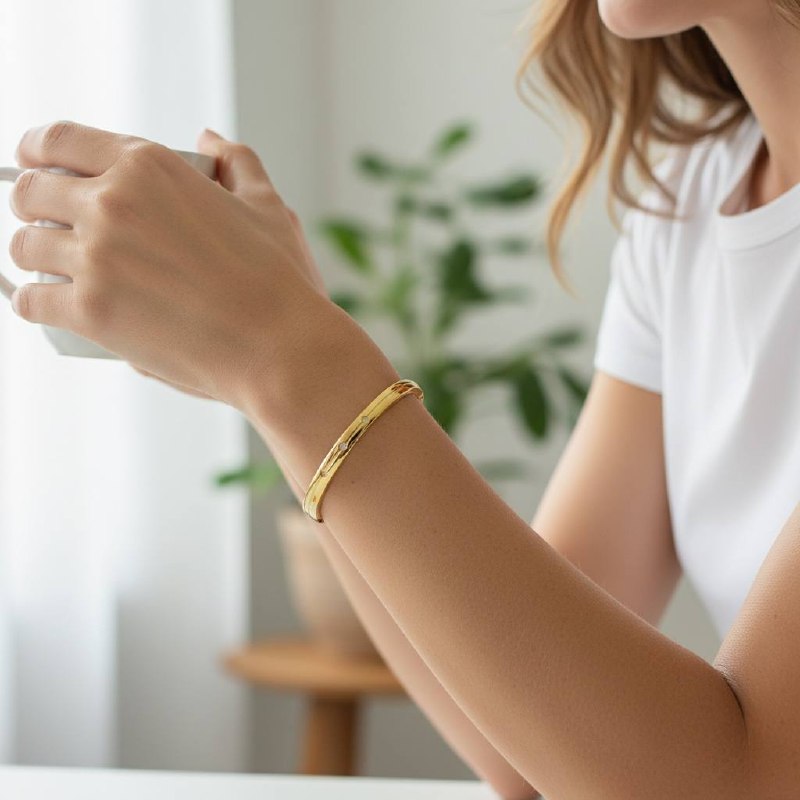 💫 Golden Minimal Spark Bangle