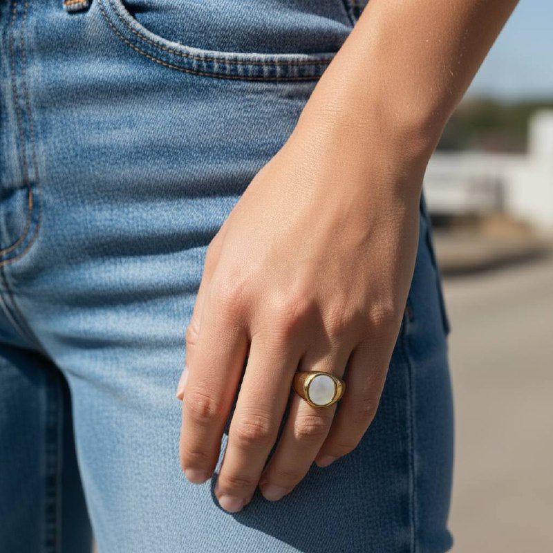 Classic Round Signet Ring – Gold