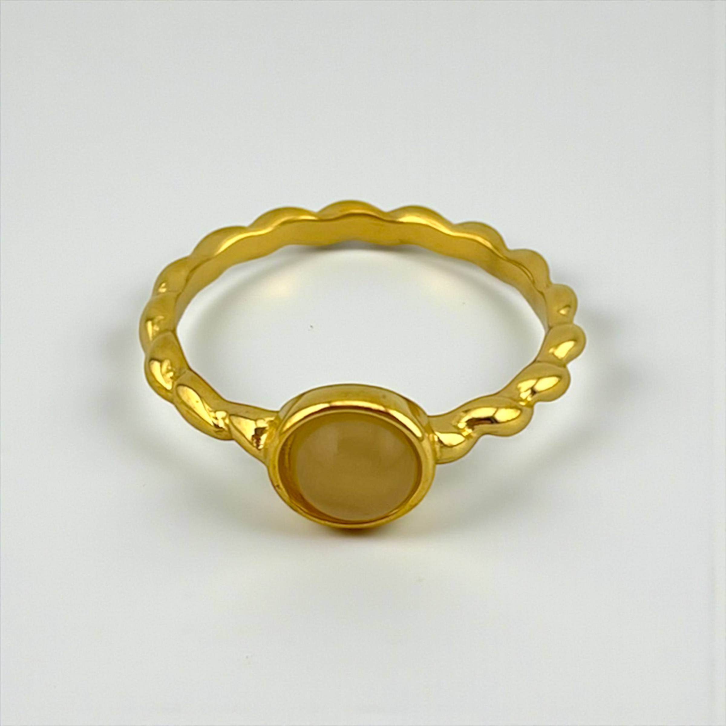 Pearl Glow Twist Ring