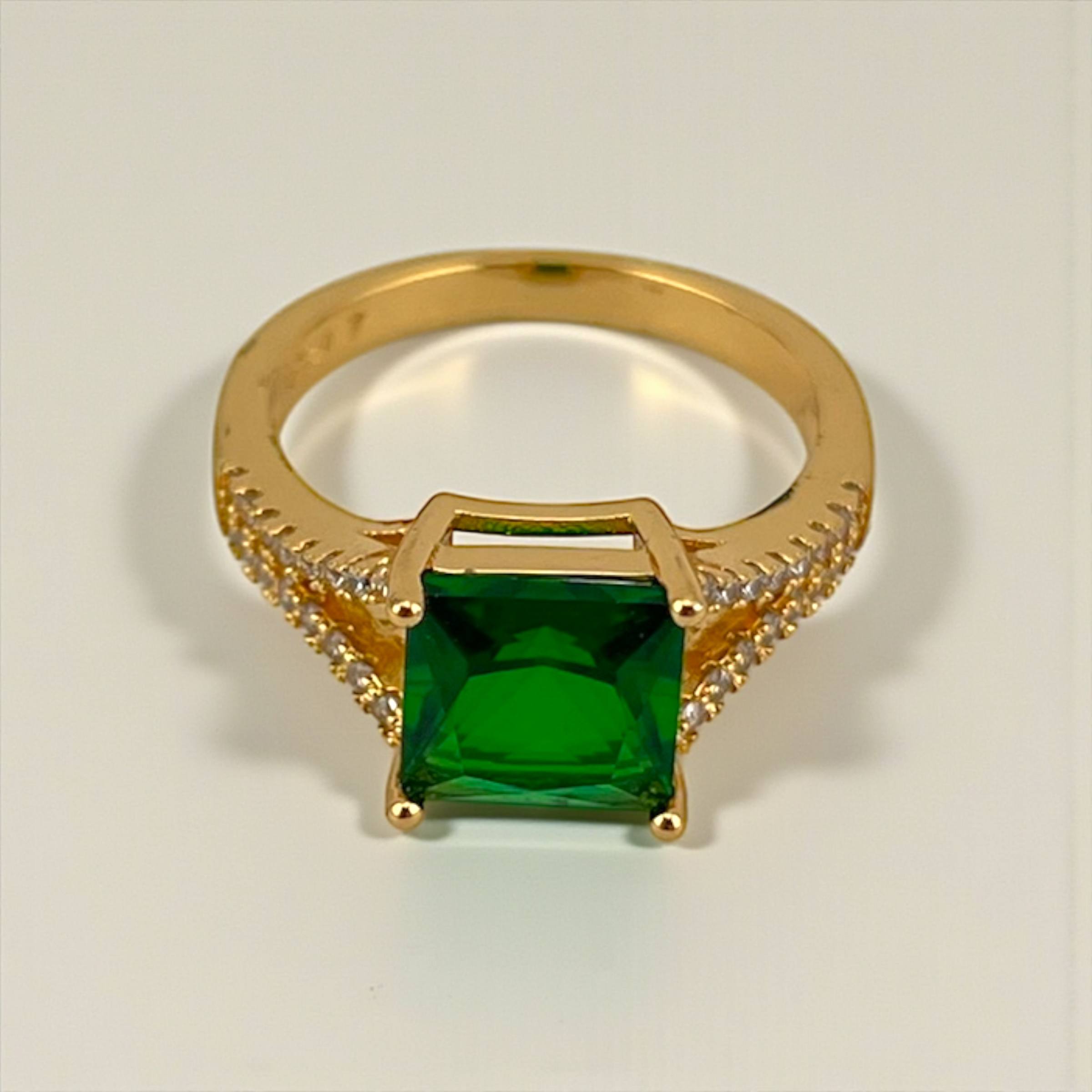 ✨ Petite Gold Textured Band