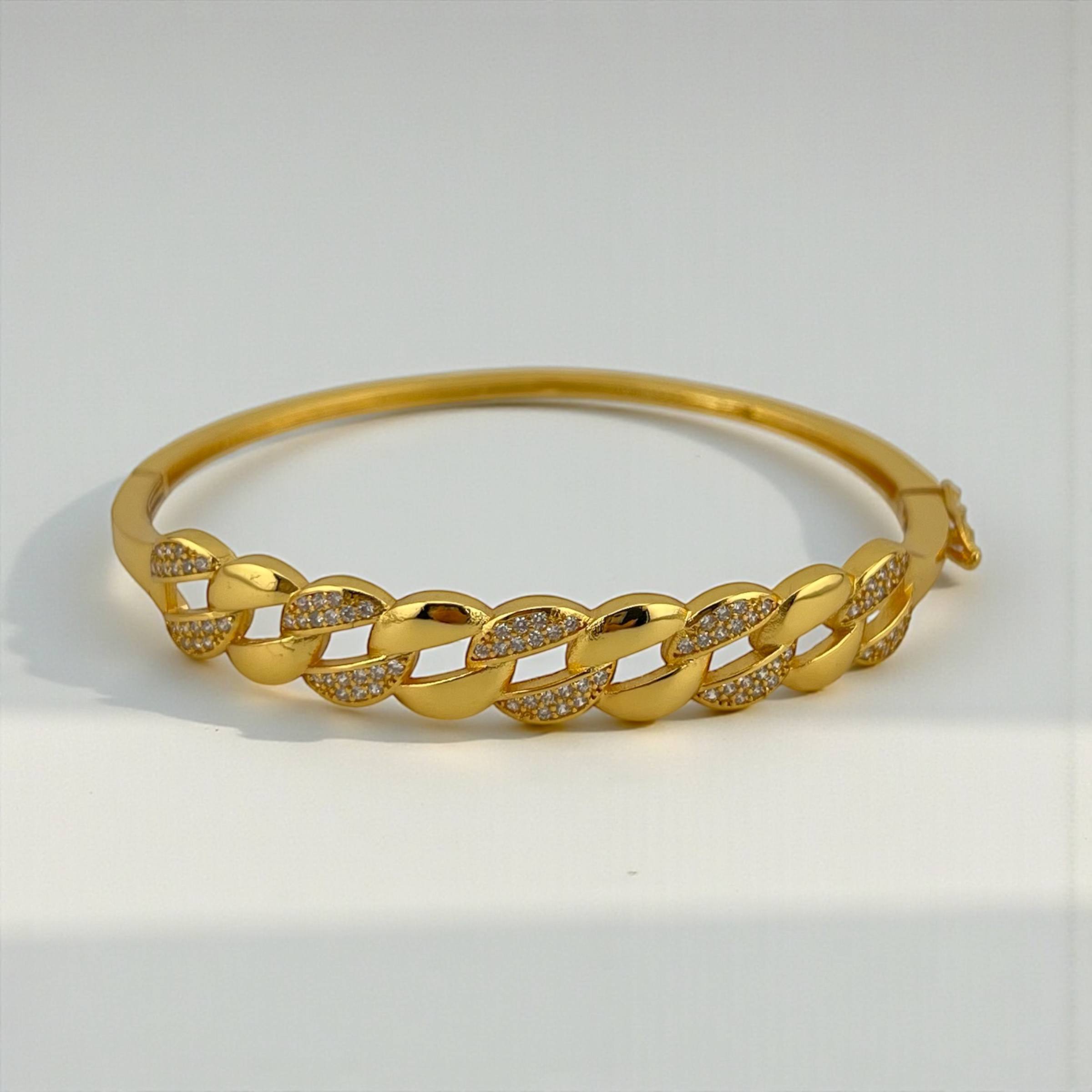 🔗 Golden Luxe Chain Bangle