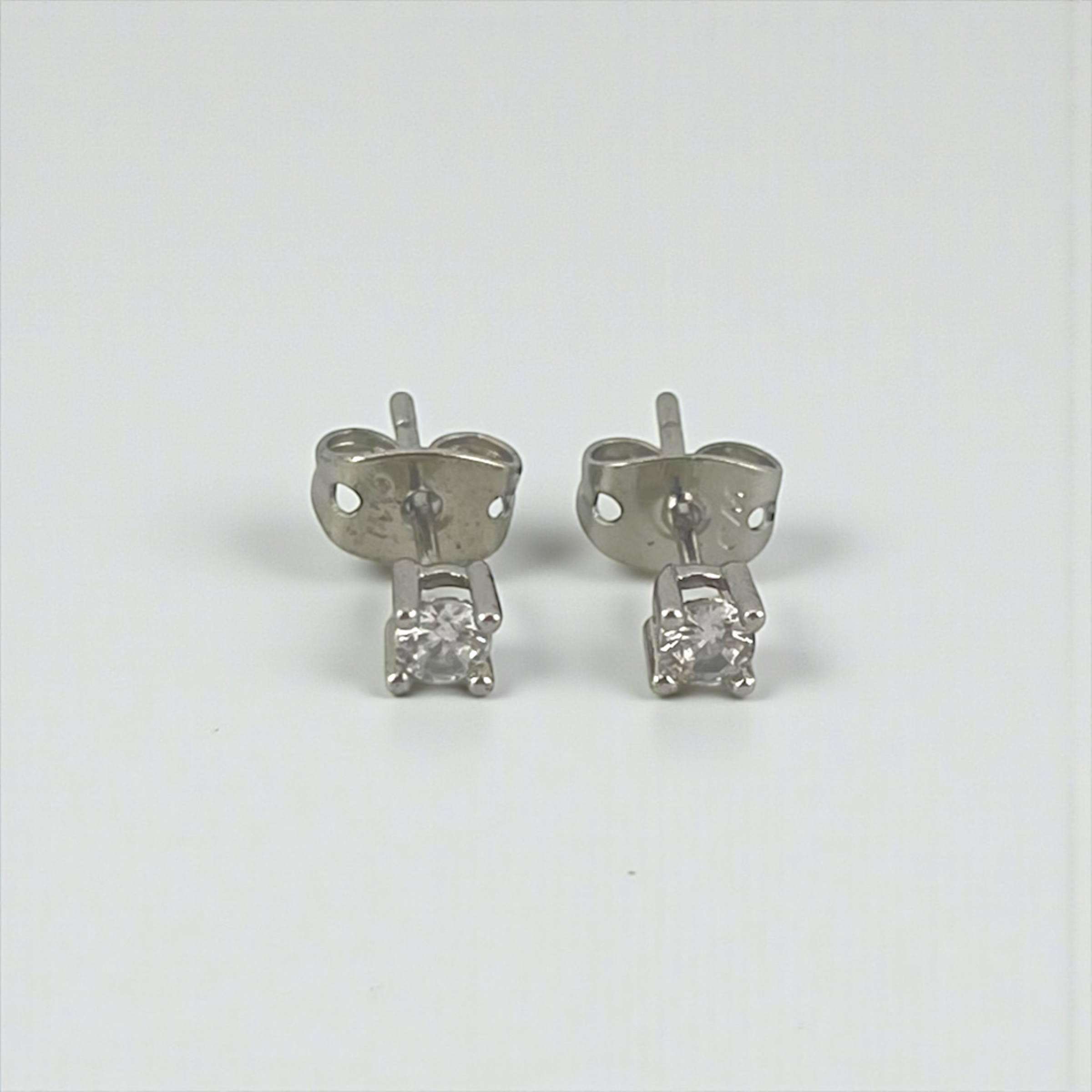 silver round-Cut Stud Earrings – Round Stone Design