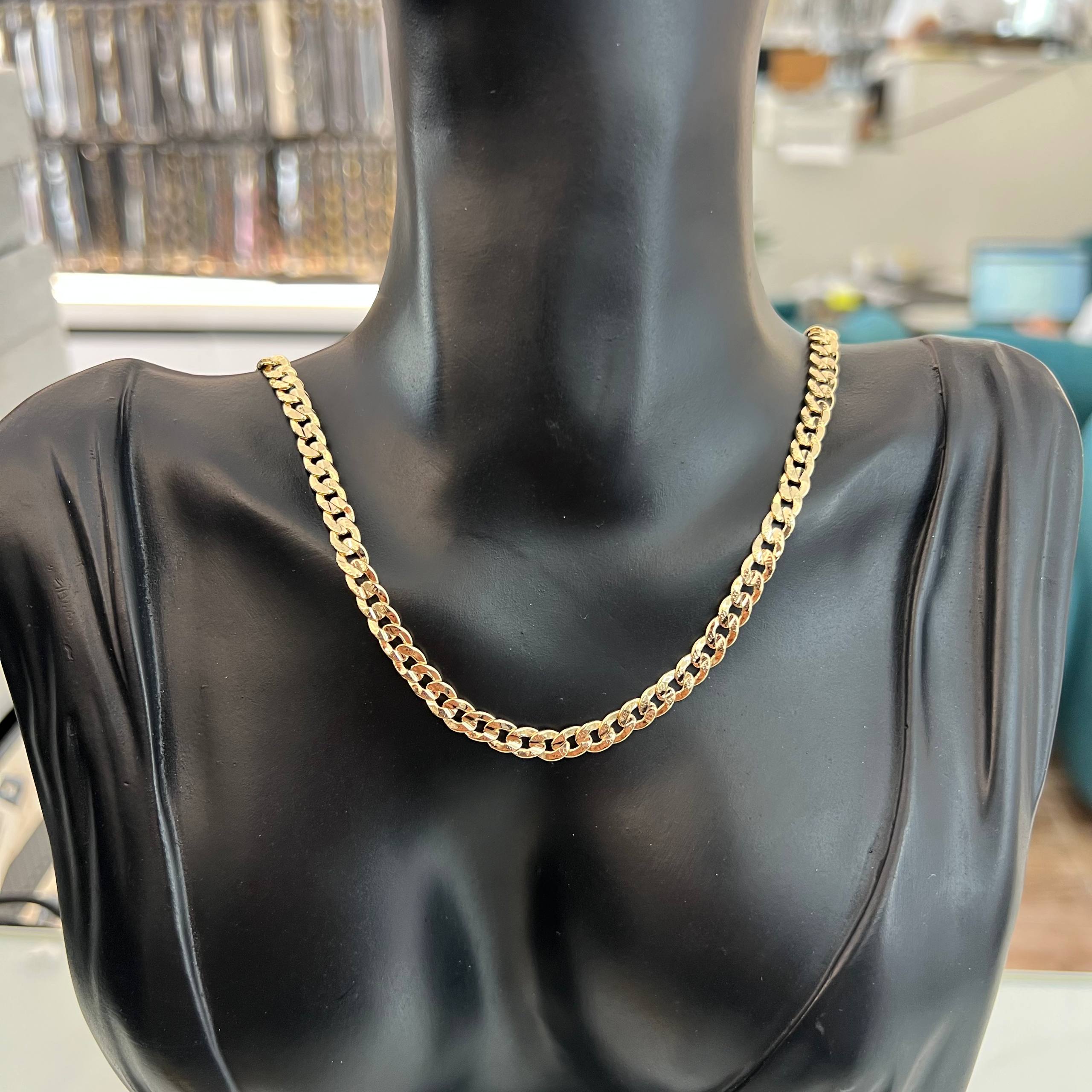 Cuban Link Chain ā Bold Golden Statement