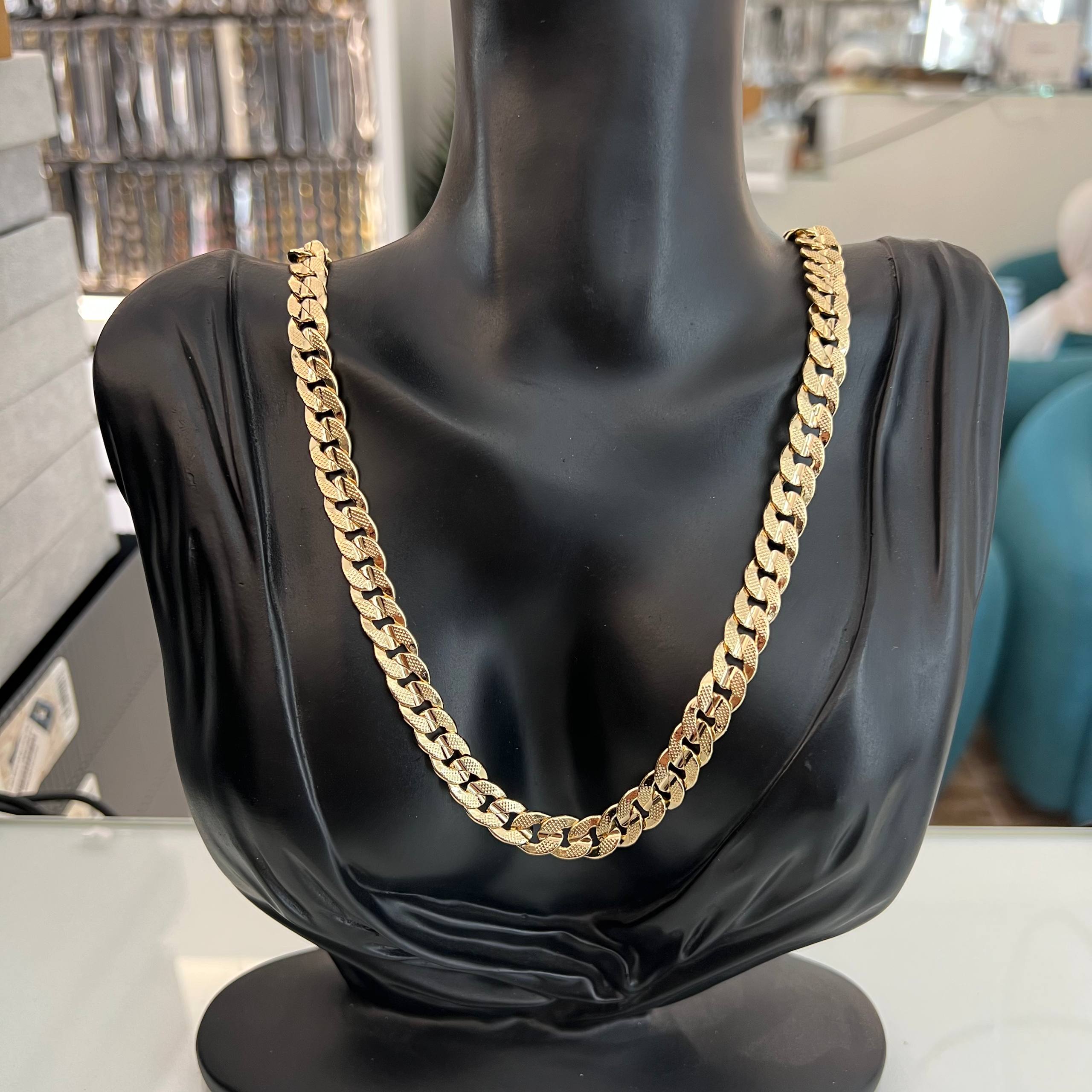 Cuban Link Chain ā Bold Golden Statement