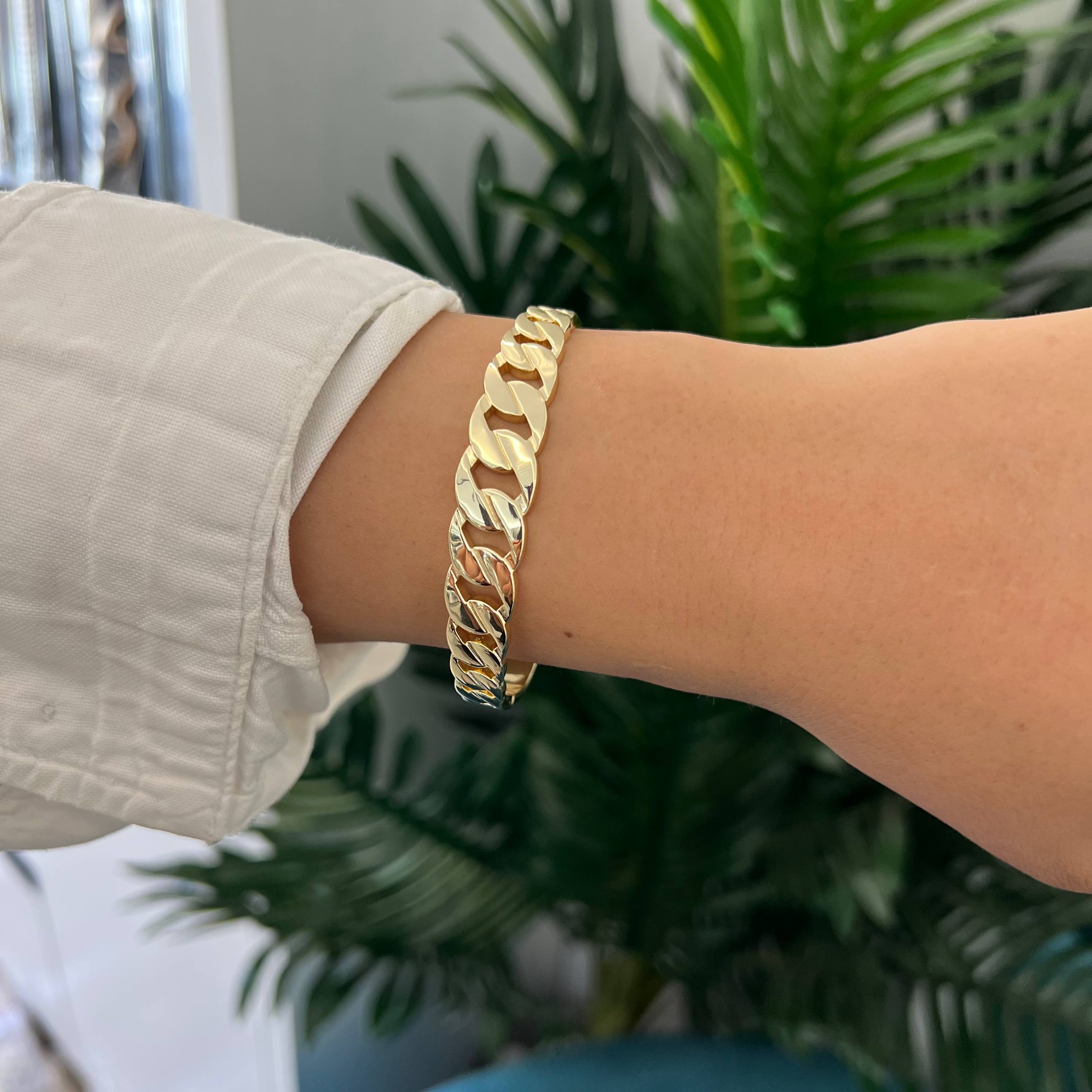Cuban Link Bangle – Bold Elegance in Gold