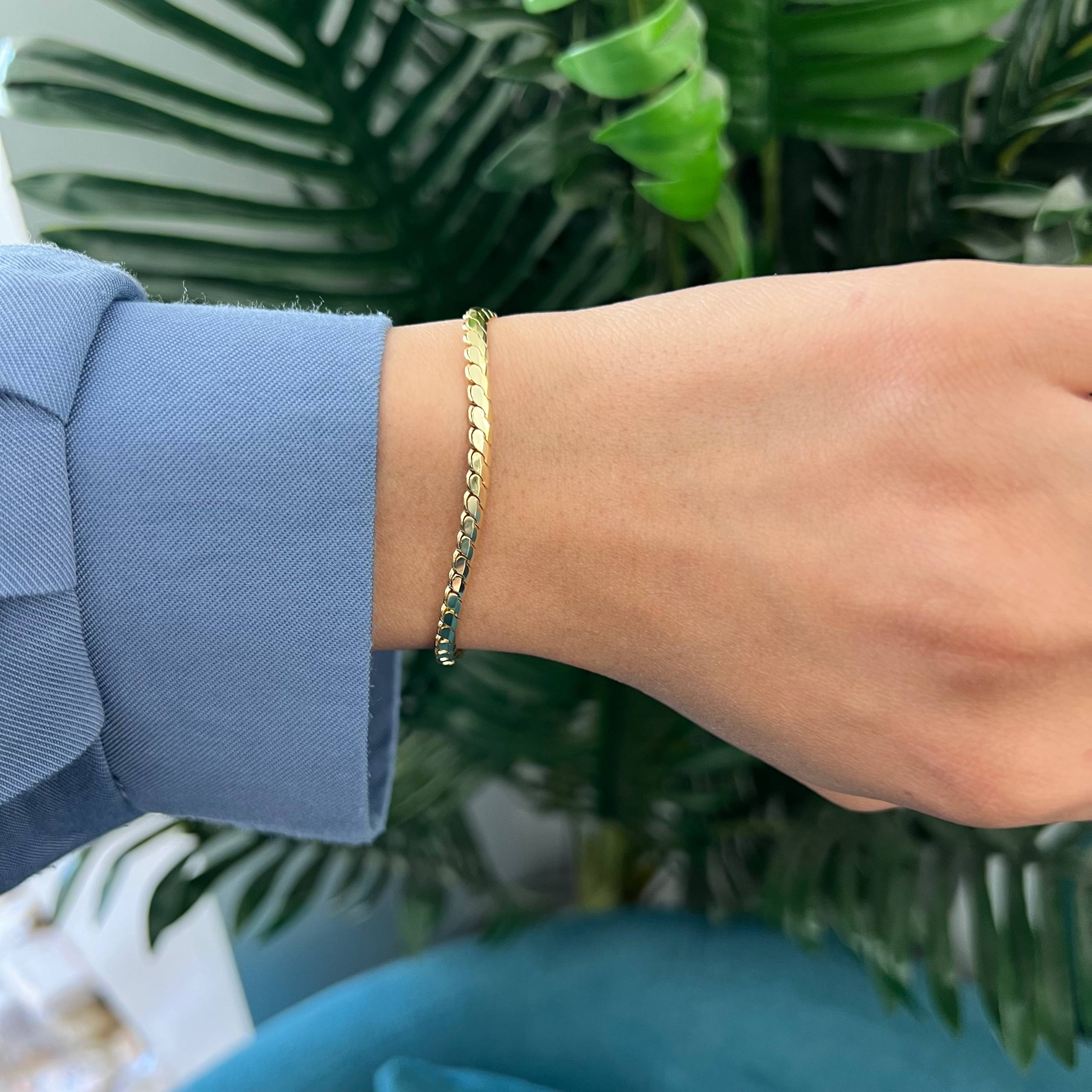 Classic Curb Bracelet ā Timeless Golden Elegance