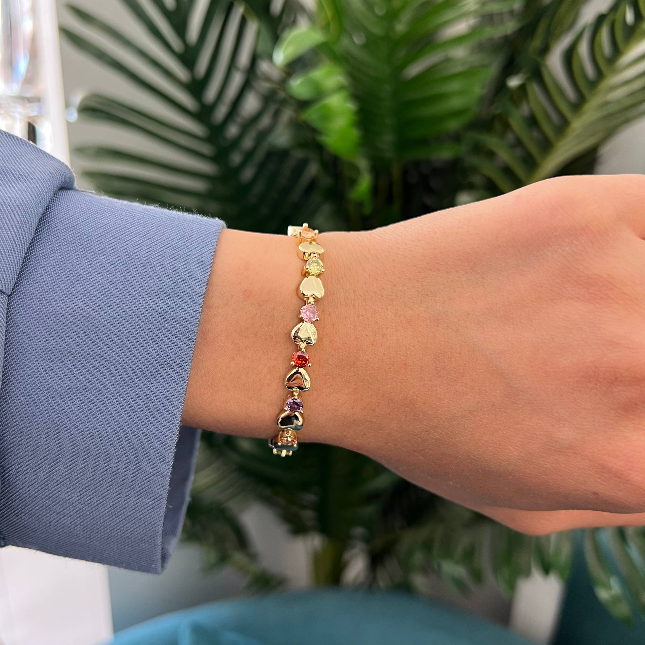 Rainbow Heart Bracelet ā Colorful Love in Gold š