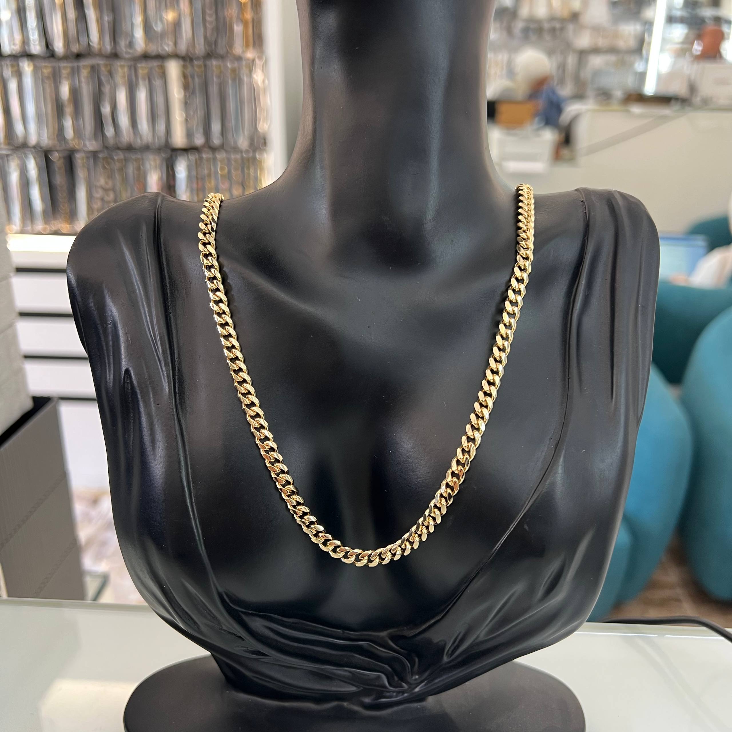 Curb Chain Necklace ā Classic Golden Shine