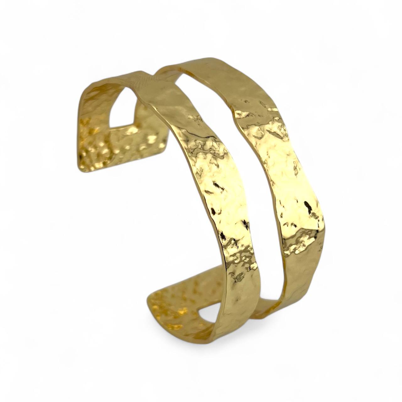 “Golden Wave” Hammered Arm Cuff ✨