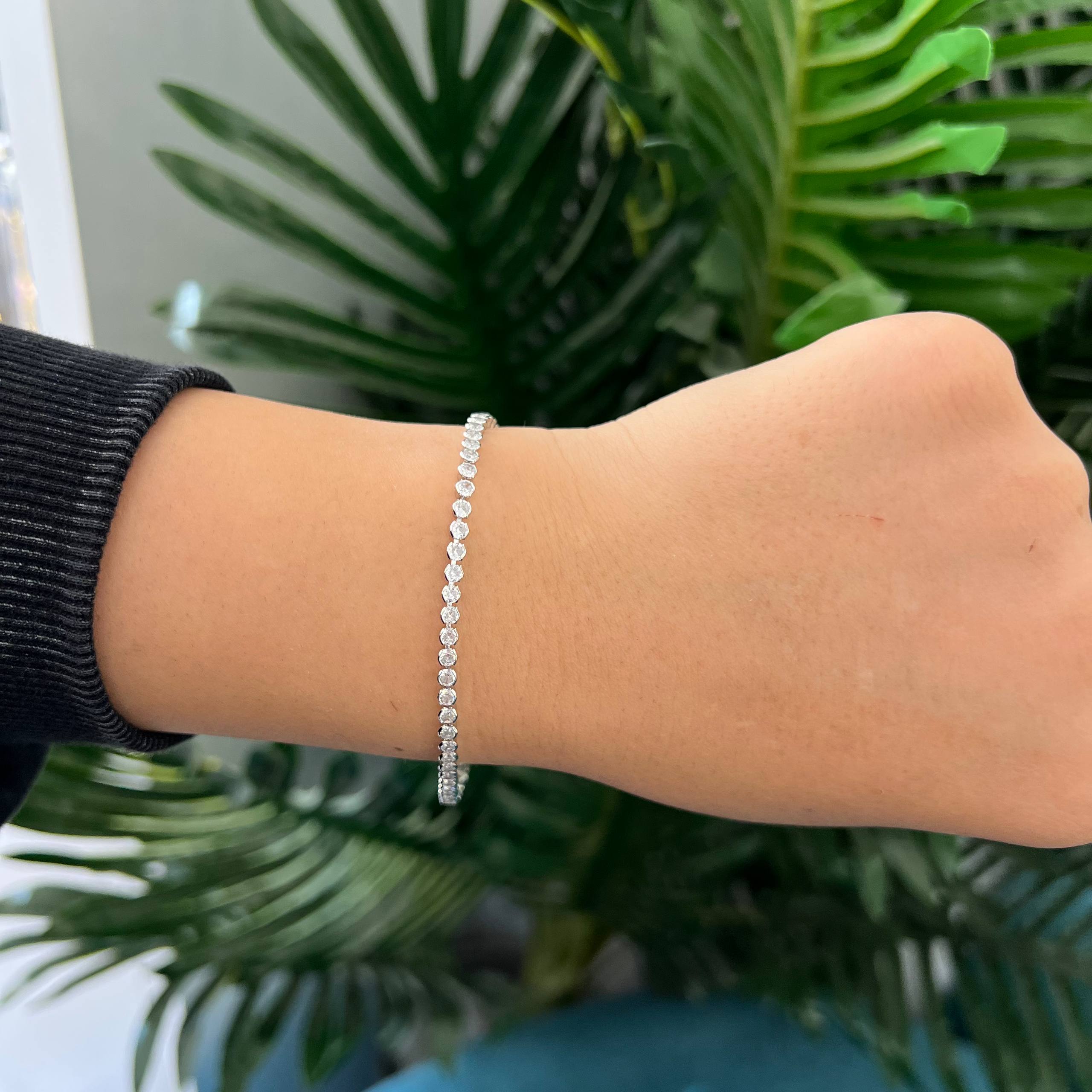 Silver color edged Luxe Tennis Bracelet š