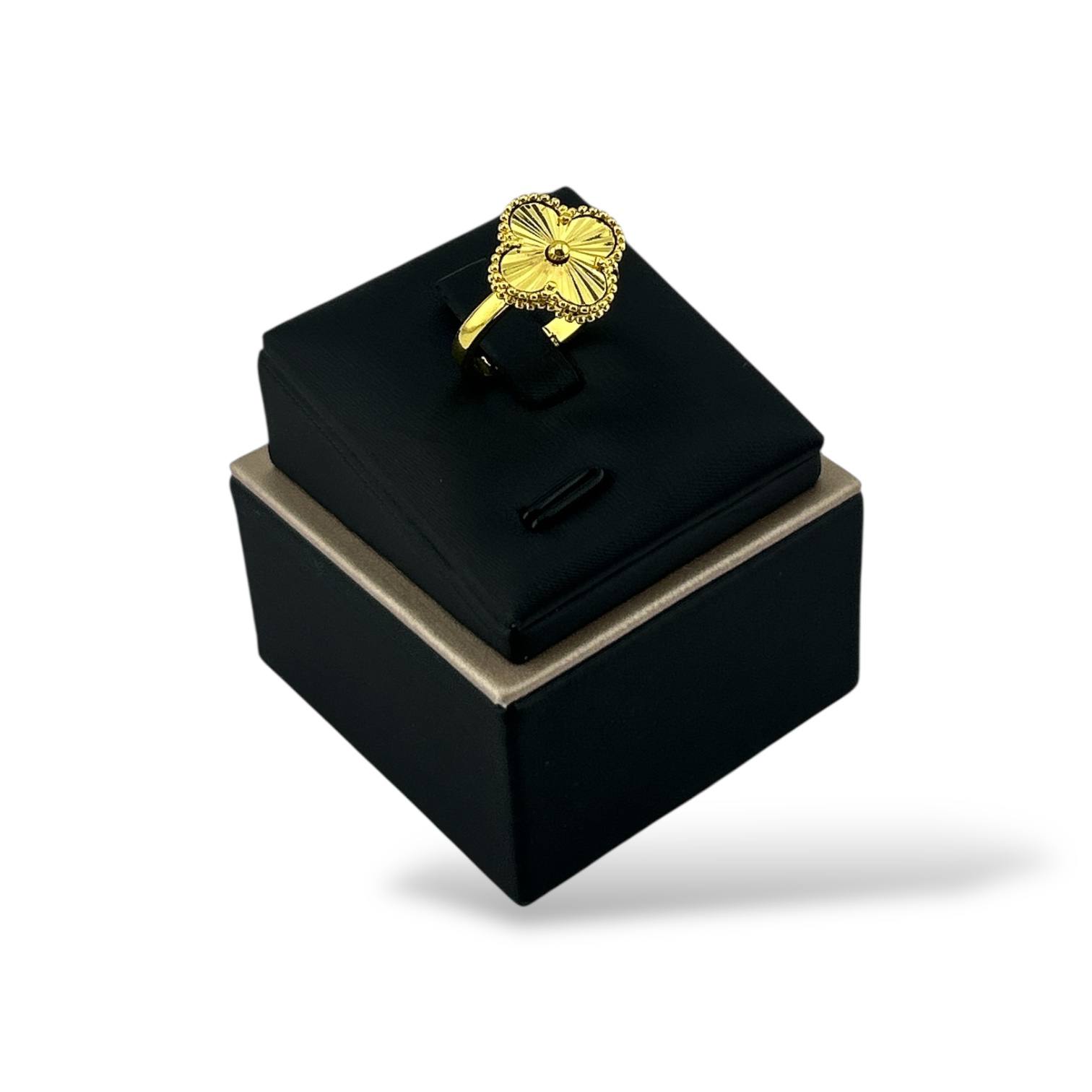 Golden VANCLEEF Ring ā Timeless Elegance šāØ