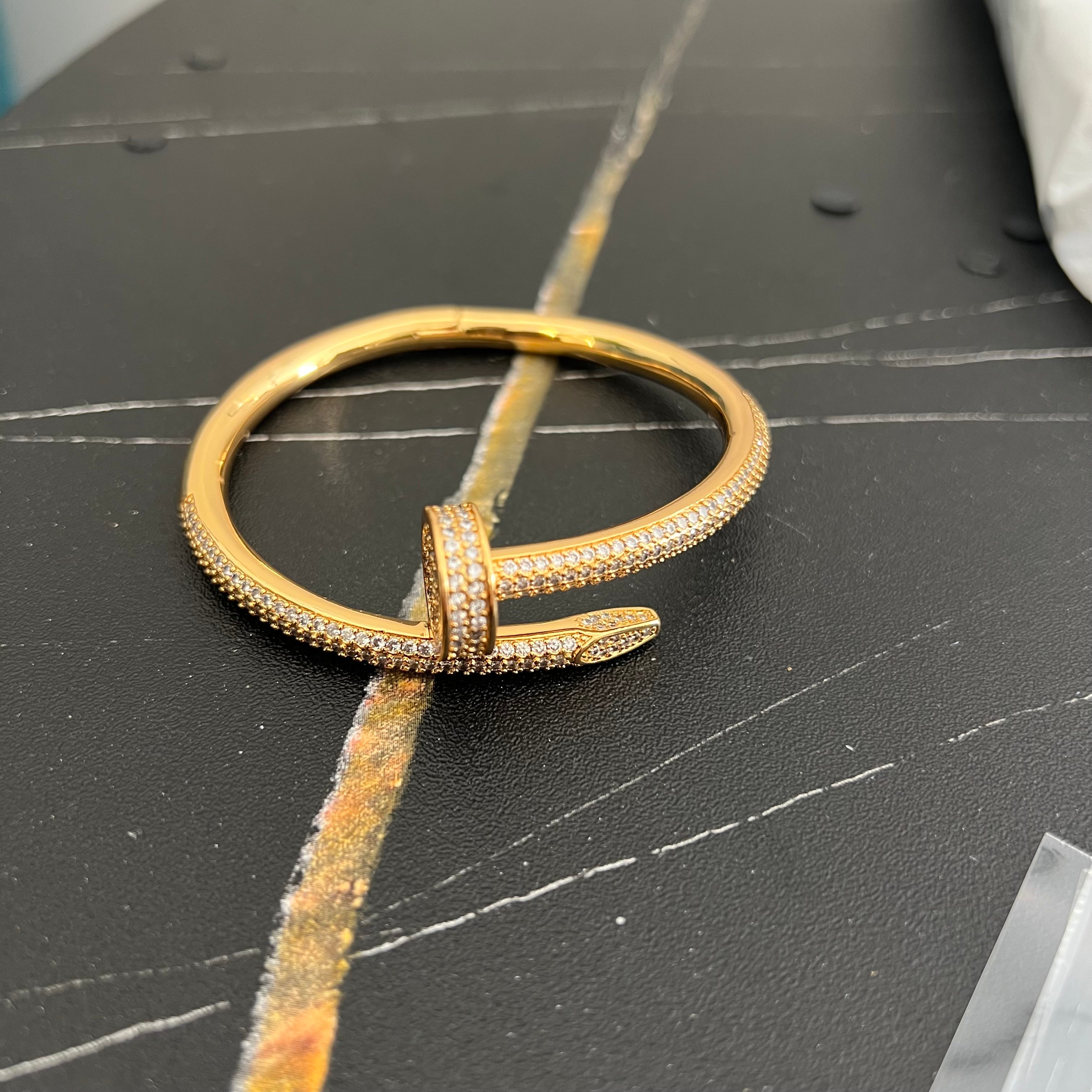 Clue bold bangle