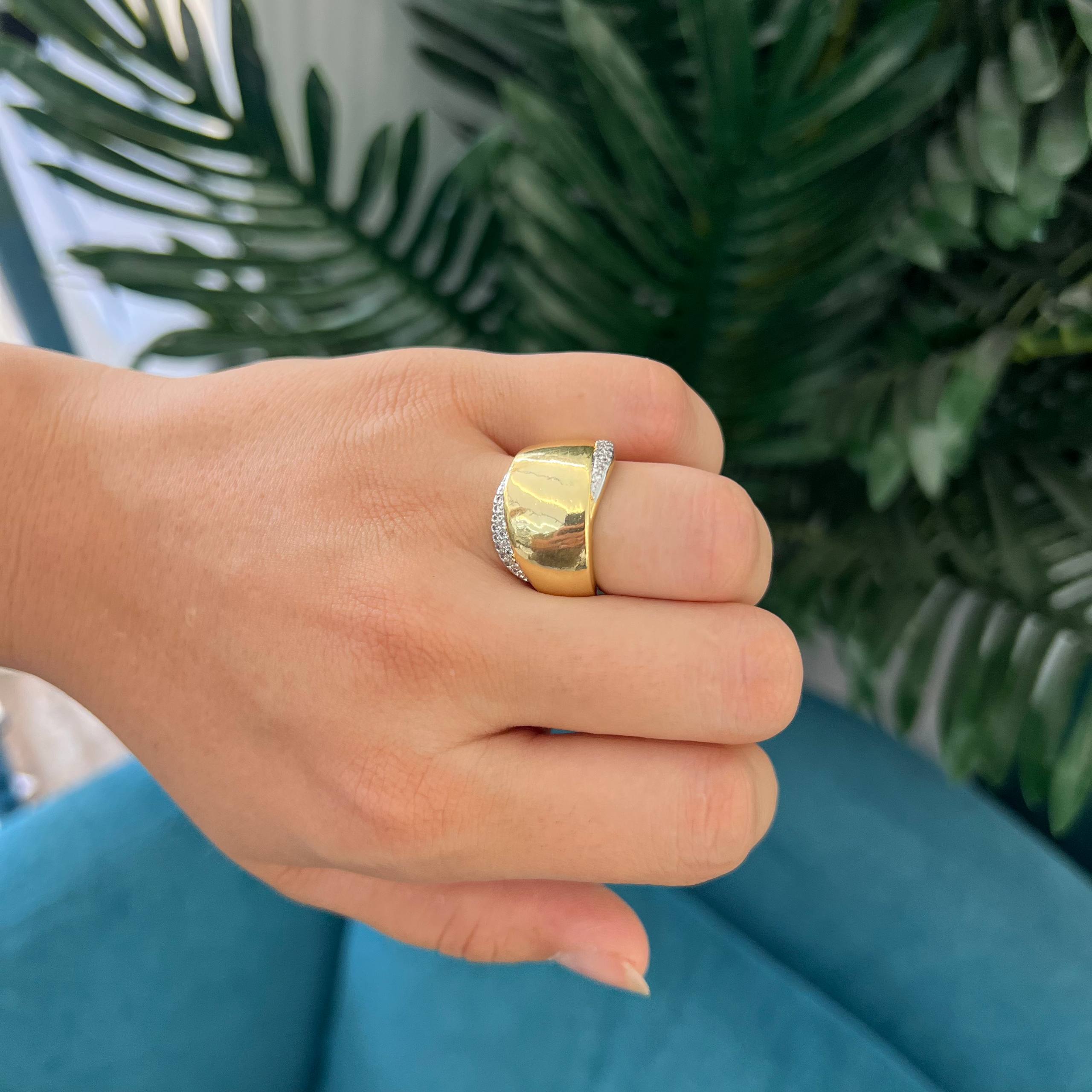 ✨ Golden Curve Statement Ring