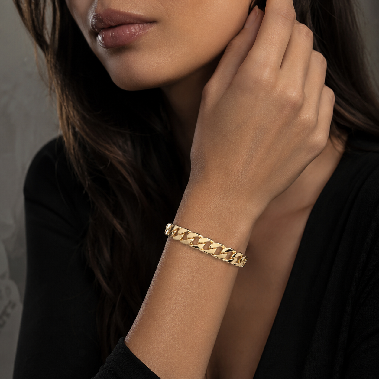 Cuban Link Bangle – Bold Elegance in Gold