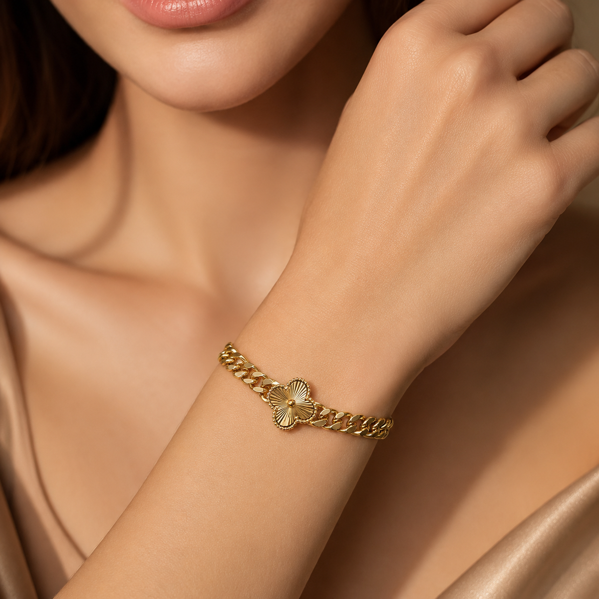 1 clover Statement Chain Bracelet