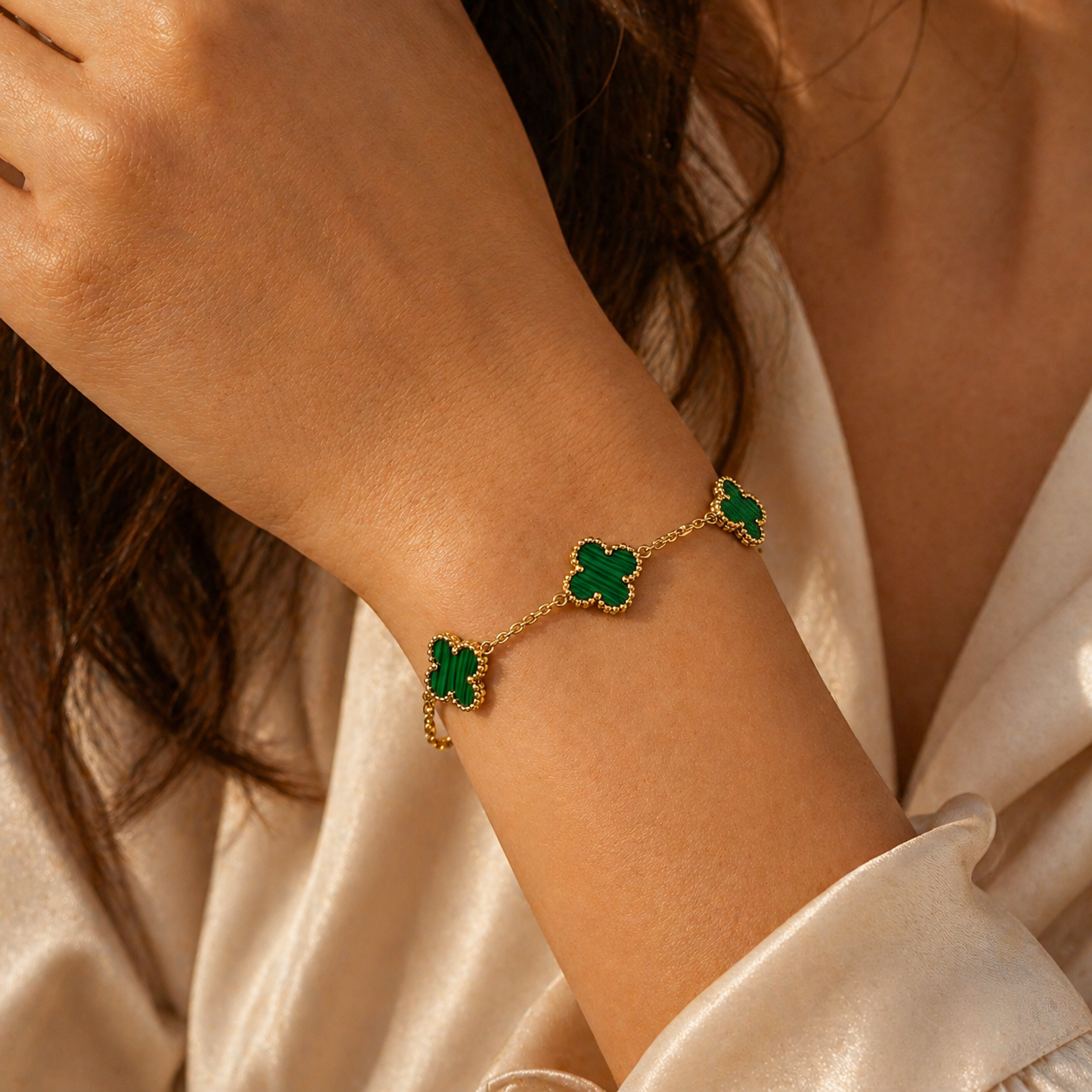 Emerald Clover Bracelet – Gold Elegance