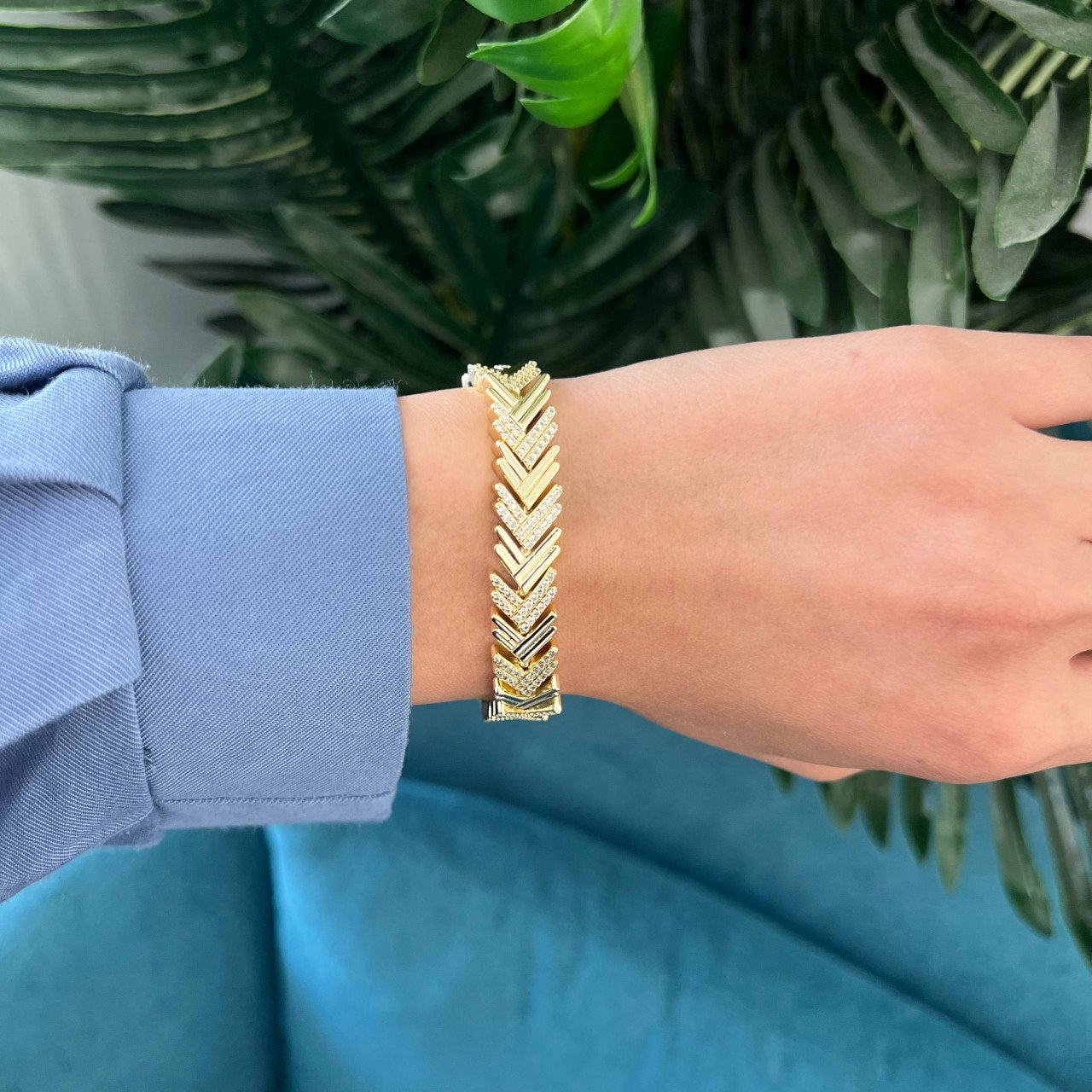 V shape “Diamond Vibe” 18K Gold-Plated Bracelet 💎✨