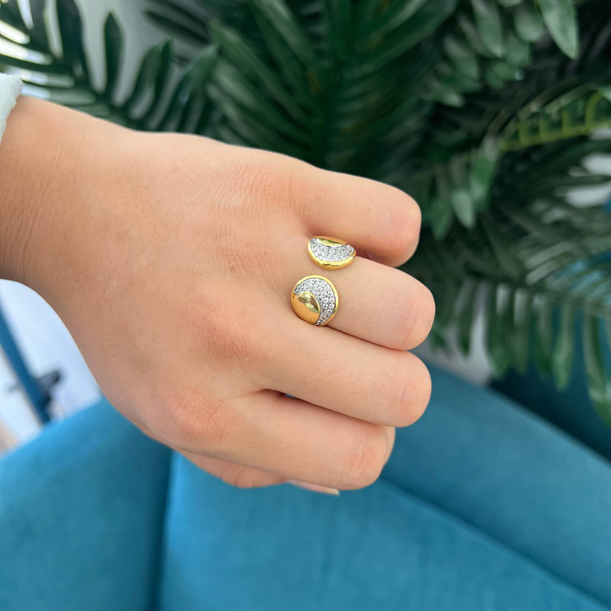 🌙 Crescent Duo Ring –