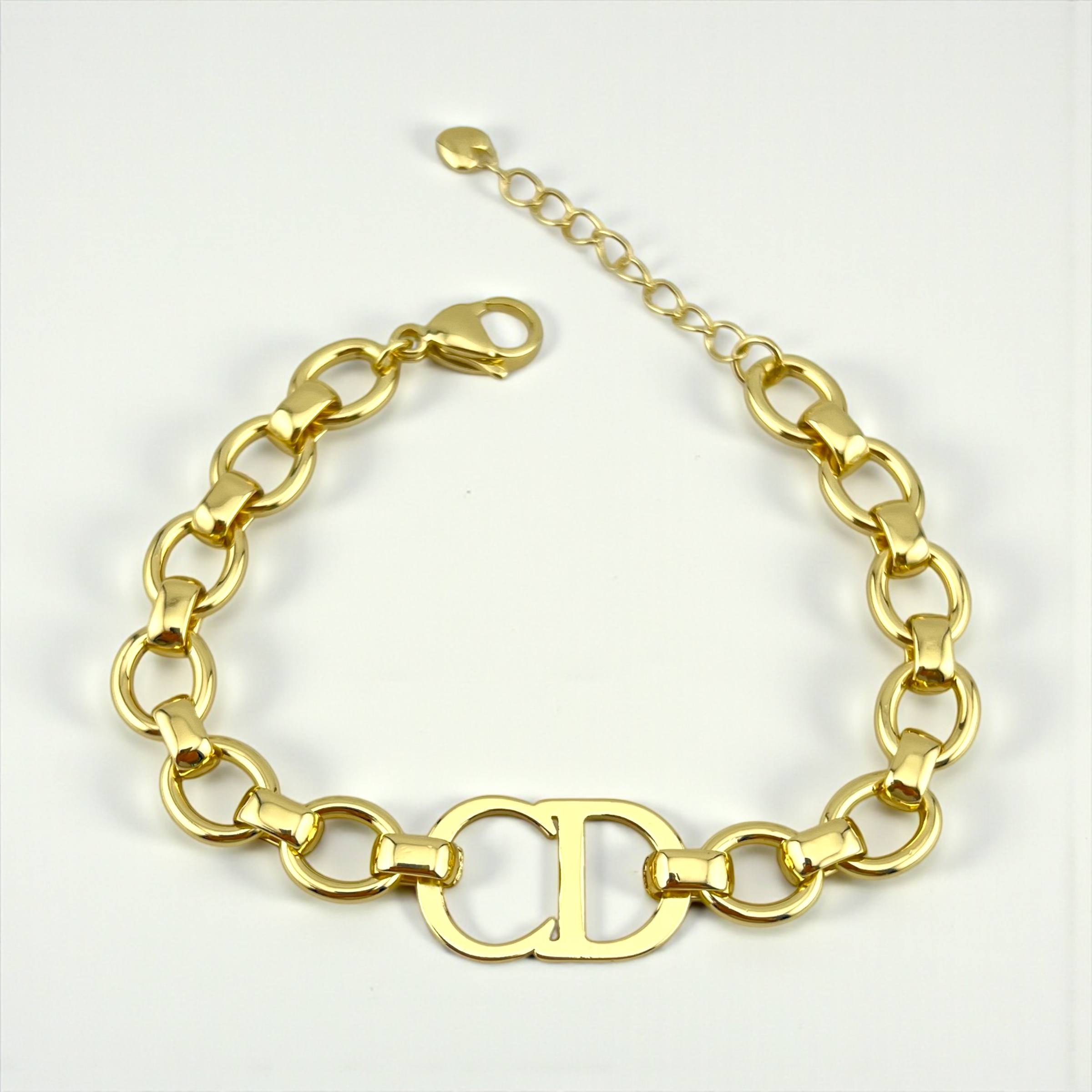 CD “Signature Link” 18K Gold-Plated Bracelet 💛✨