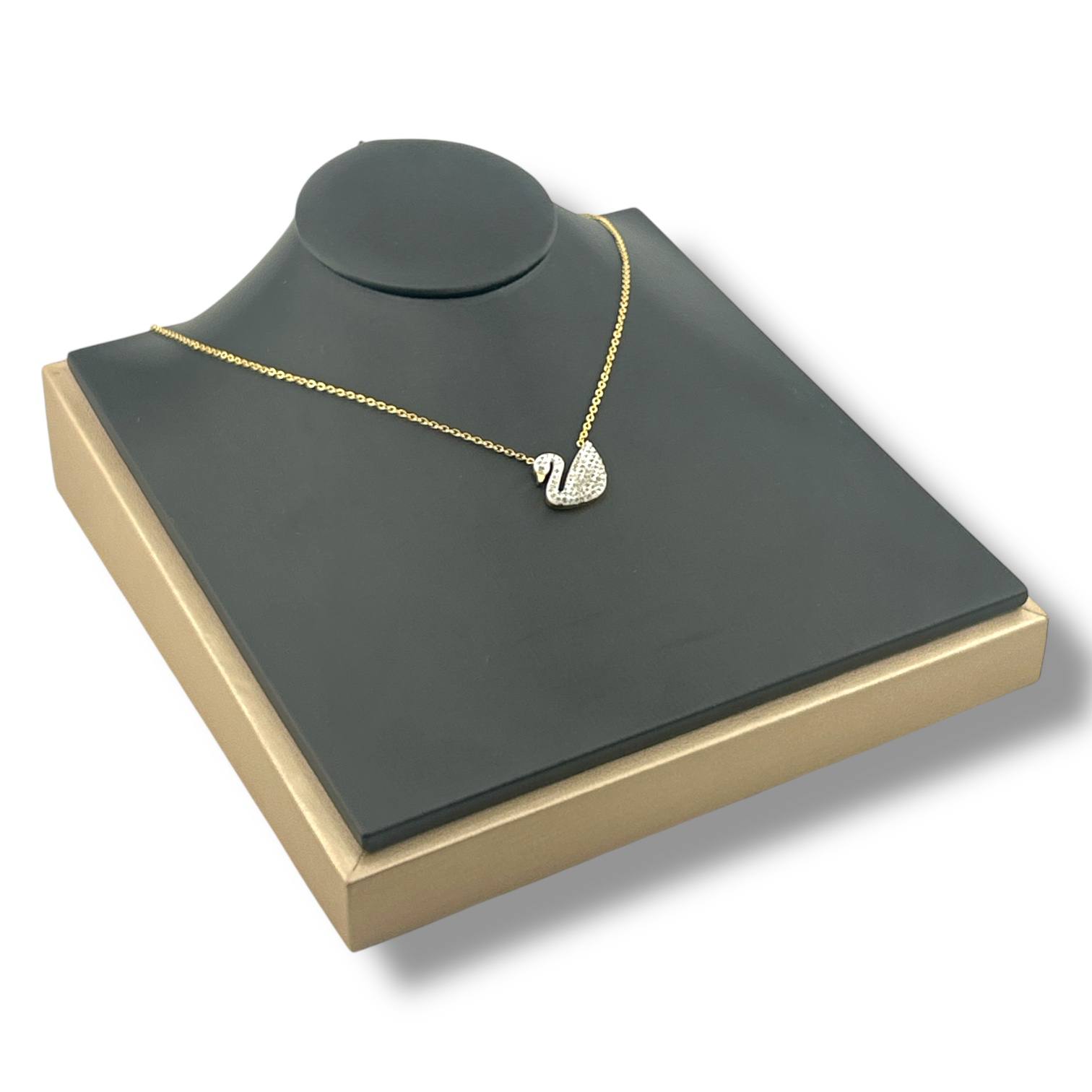 🦢 Crystal Swan Necklace – 18K Gold-Plated