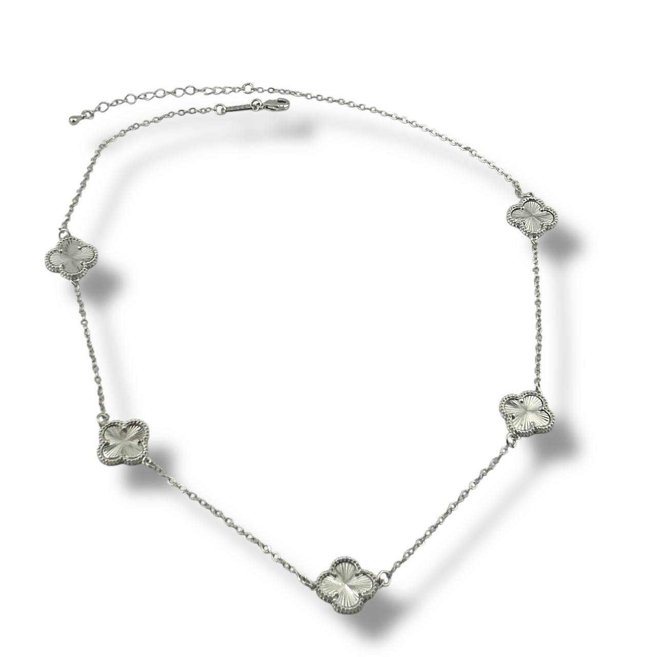 Clover Charm Necklace – Elegant Radiance