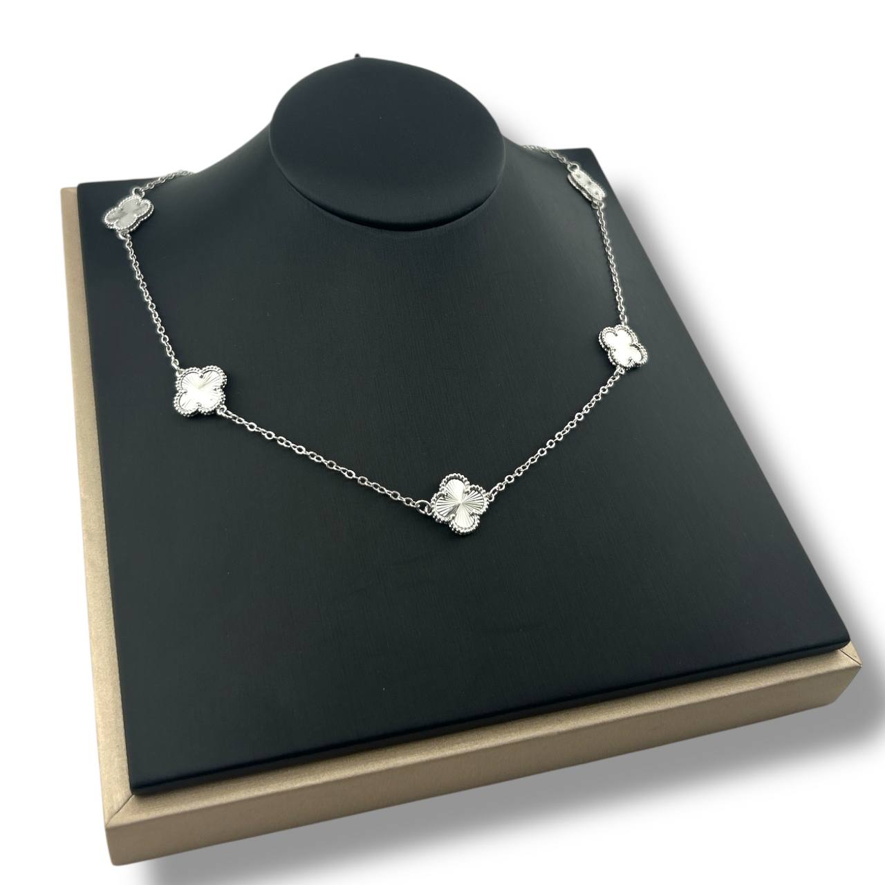 Clover Charm Necklace – Elegant Radiance