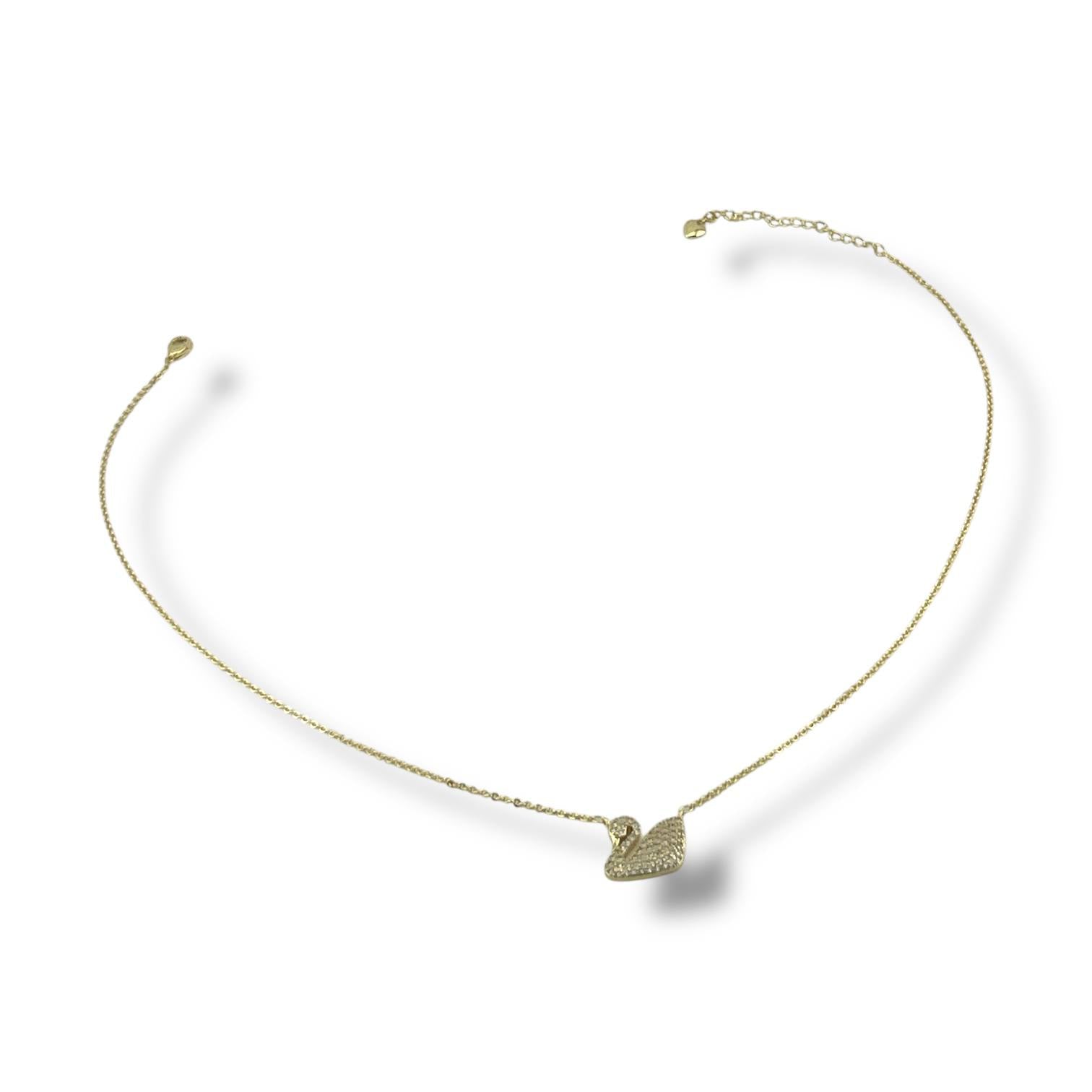 Swan Heart golden Pendant Necklace – 18K Gold-Plated Elegance 💛✨